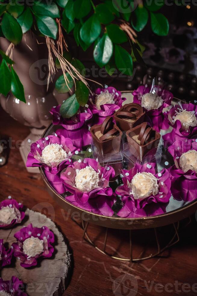 chocolate copos e branco brigadeiro. mesa decorado com festa doces, luxo Comida foto