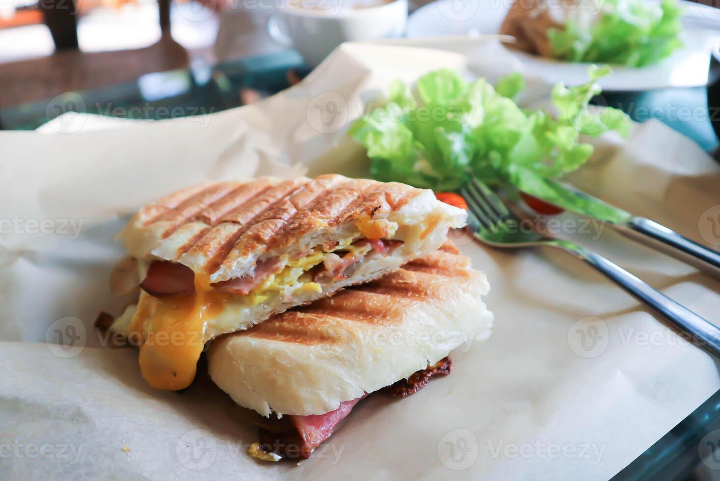 panini, italiano sanduíche e salada ou presunto e queijo sanduíche dentro a papel foto