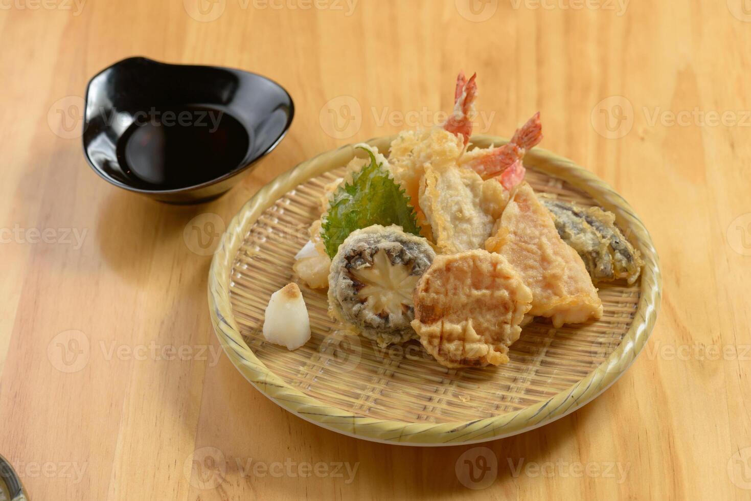 japonês Comida tempura moriawase dentro uma de madeira prato isolado em de madeira mesa topo Visão foto