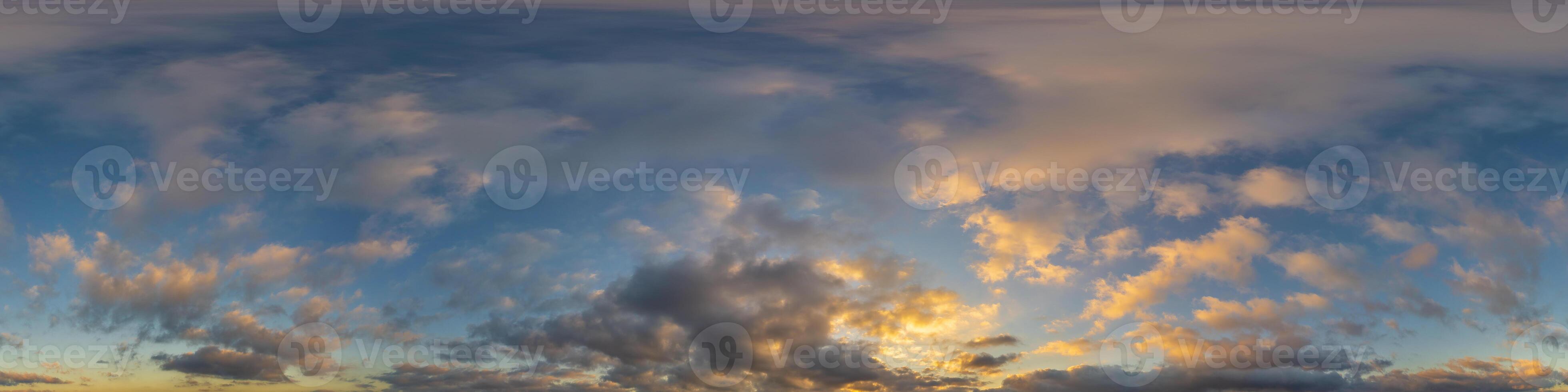 Sombrio azul pôr do sol céu panorama com dourado cumulus nuvens. desatado hdr 360 panorama dentro esférico equirretangular formatar. cheio zênite para 3d visualização, céu substituição para aéreo zangão panoramas. foto