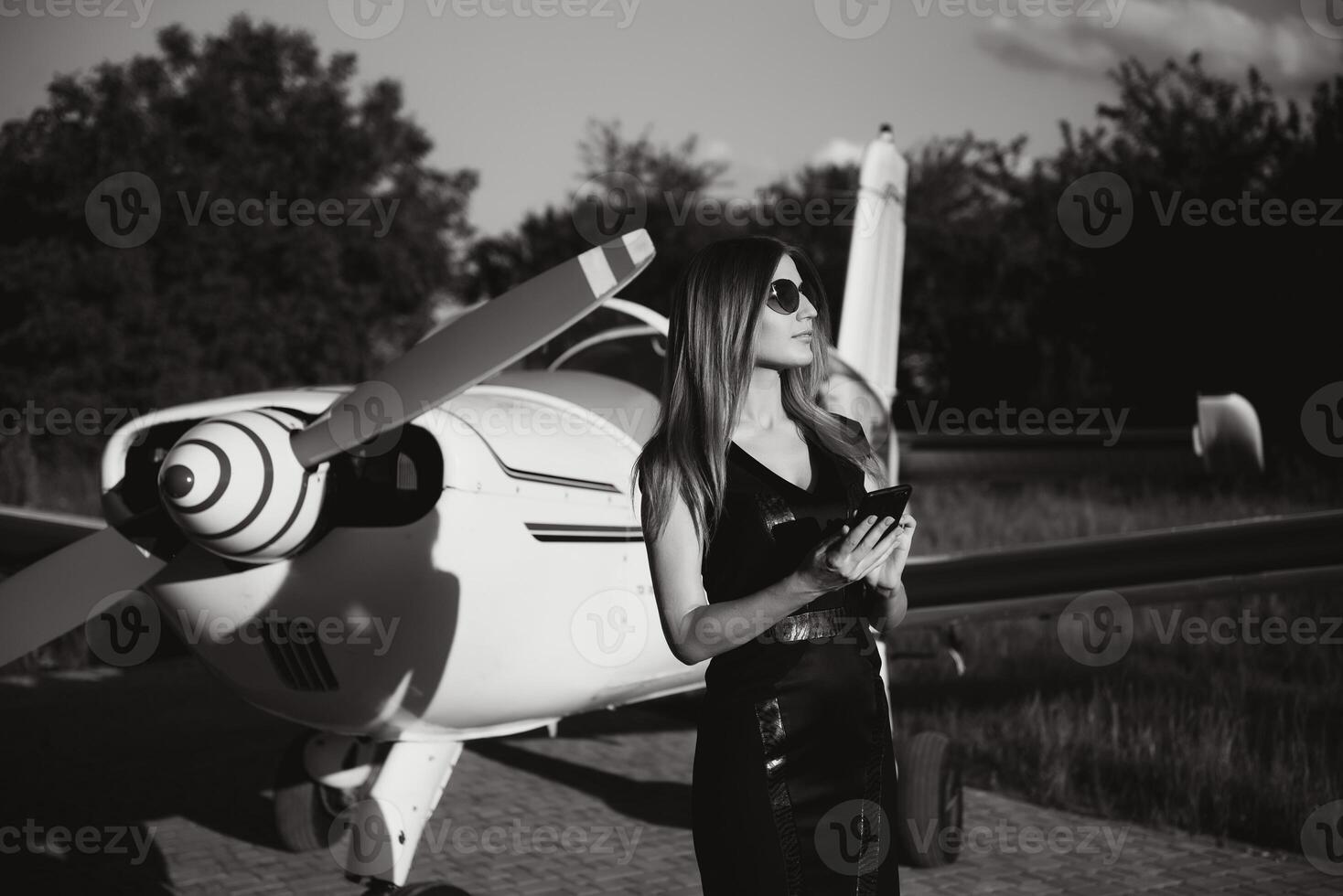 lindo jovem o negócio mulher perto a avião jato às ensolarado dia dentro aeroporto foto