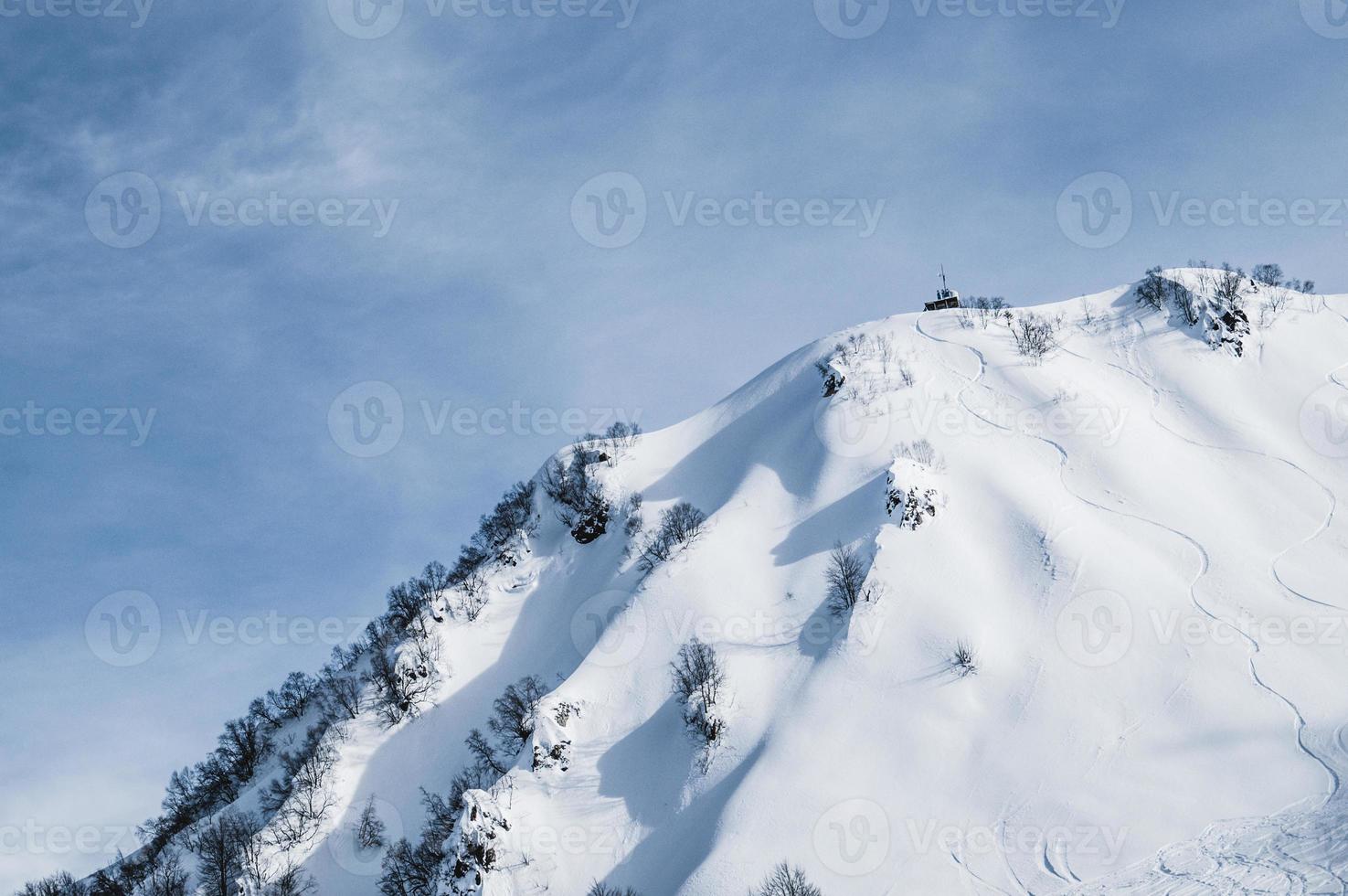 montanhas de neve de krasnaya polyana foto