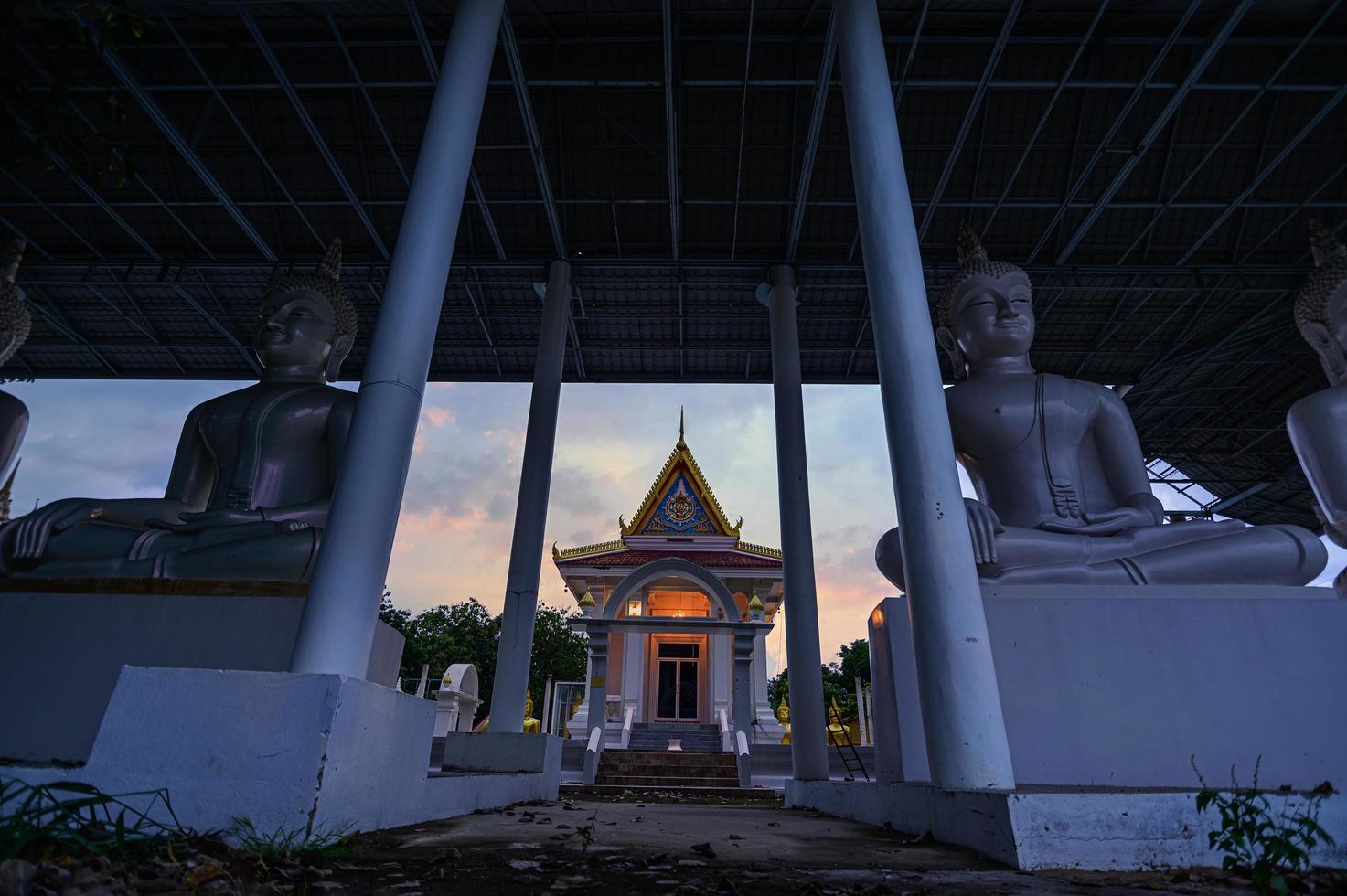 respeito ao templo budista watpapromyan, acalma a mente. na tailândia, província de chachoengsao foto