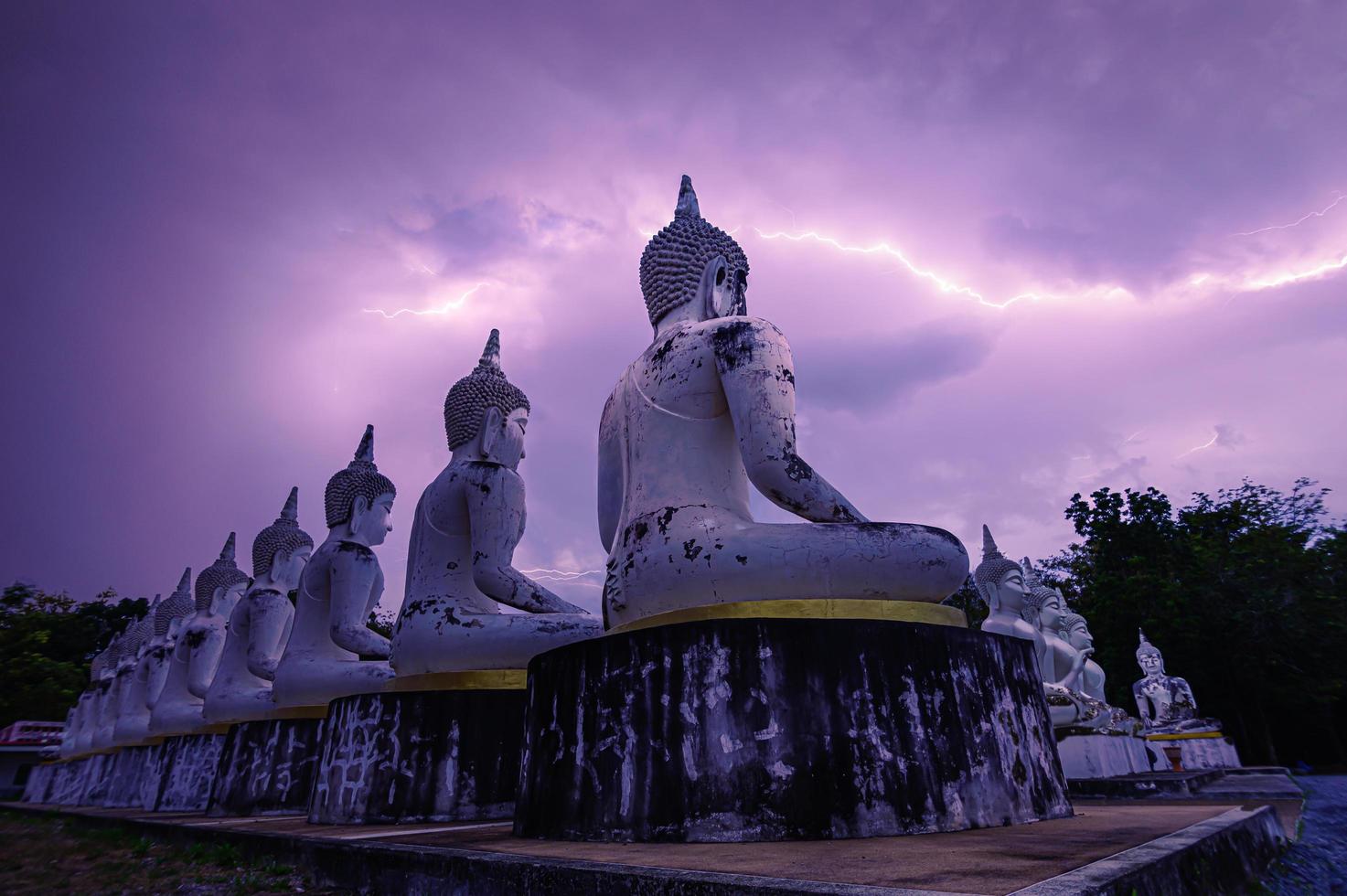 respeito ao templo budista watpapromyan, acalma a mente. na tailândia, província de chachoengsao foto