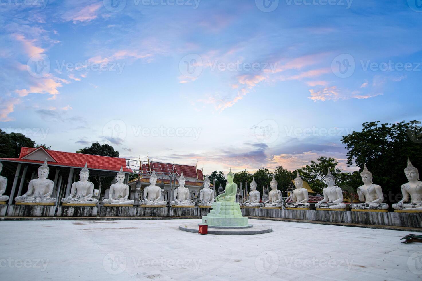 respeito ao templo budista watpapromyan, acalma a mente. na tailândia, província de chachoengsao foto