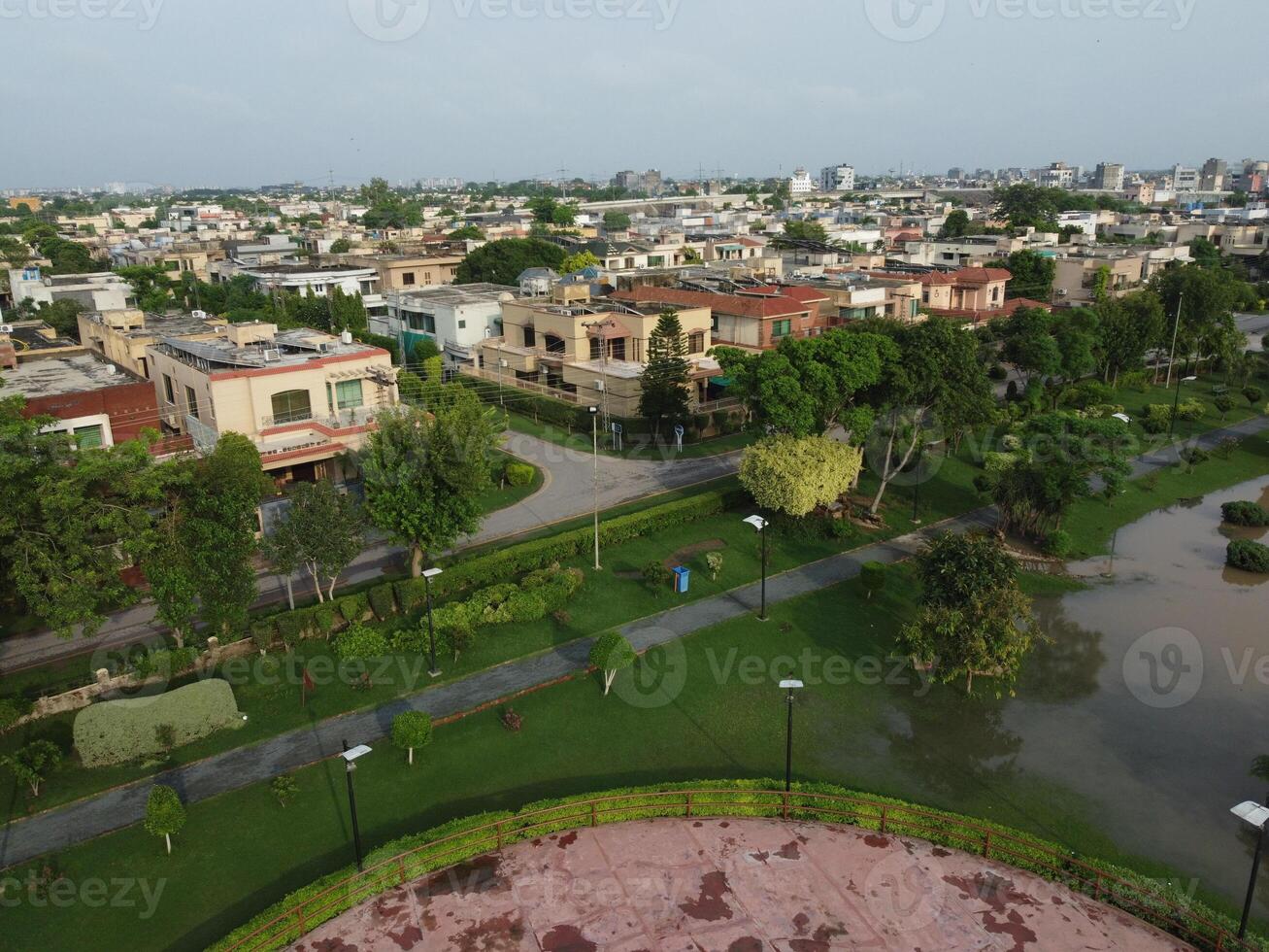 Visão às cidade a partir de pássaro visão. cidade a partir de drone. aéreo foto. cidade escapar a partir de zangão em 2023-07-22 dentro Lahore Paquistão foto