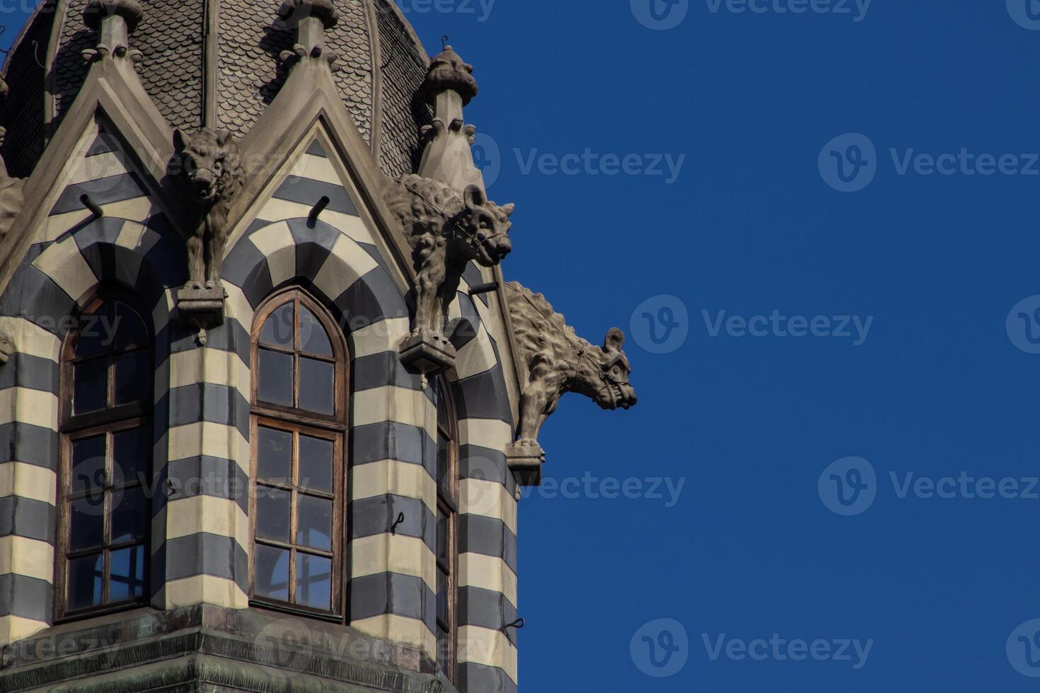 detalhe do a histórico, gótico renascimento estilo, Rafael uribe uribe Palácio do cultura localizado às a botero quadrado dentro Medellin declarado nacional monumento do Colômbia dentro 1982. foto