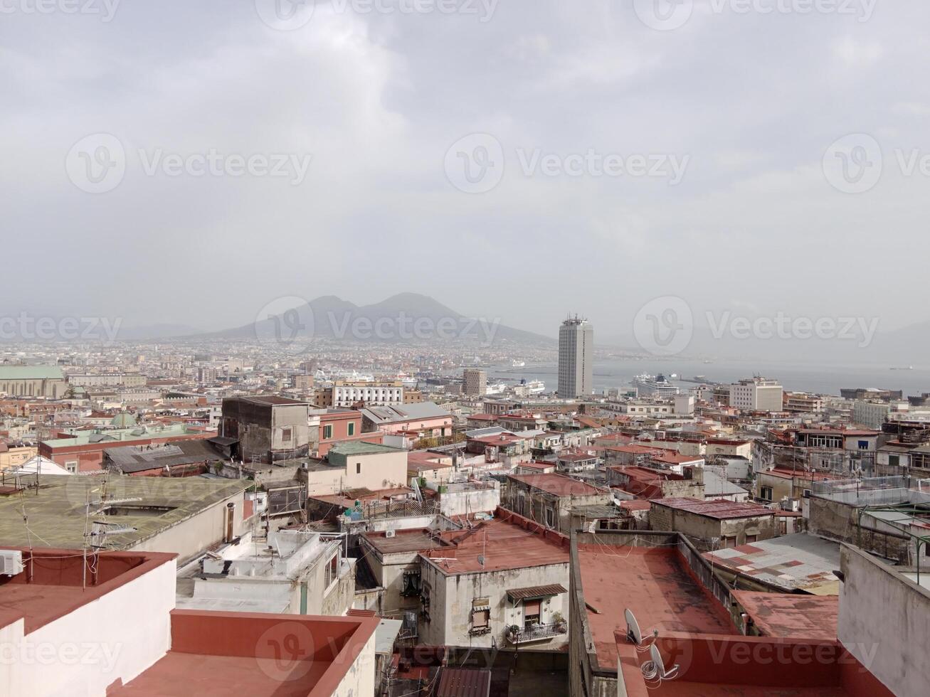 panorama do Nápoles a partir de castel sant'elmo ofertas uma tirar o fôlego Visão do a da cidade vibrante ruas, histórico marcos, e a hipnotizante beleza do a baía do Nápoles foto