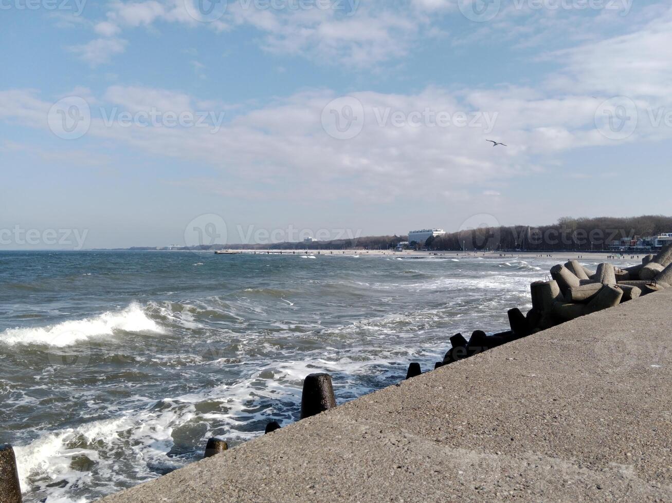 levando uma passear ao longo a porta e cais dentro Kolobrzeg, Polônia, ofertas uma delicioso experiência com pitoresco Visualizações do a báltico mar e a movimentado marítimo atividade. foto