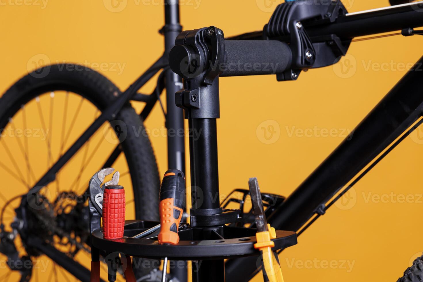 foto exibindo especializado trabalhos Ferramentas arranjado em suporte de reparo, pronto para fixação estragado bicicleta. fechar-se do profissional equipamentos, chave inglesa e Chave de fenda para reparação bicicleta.