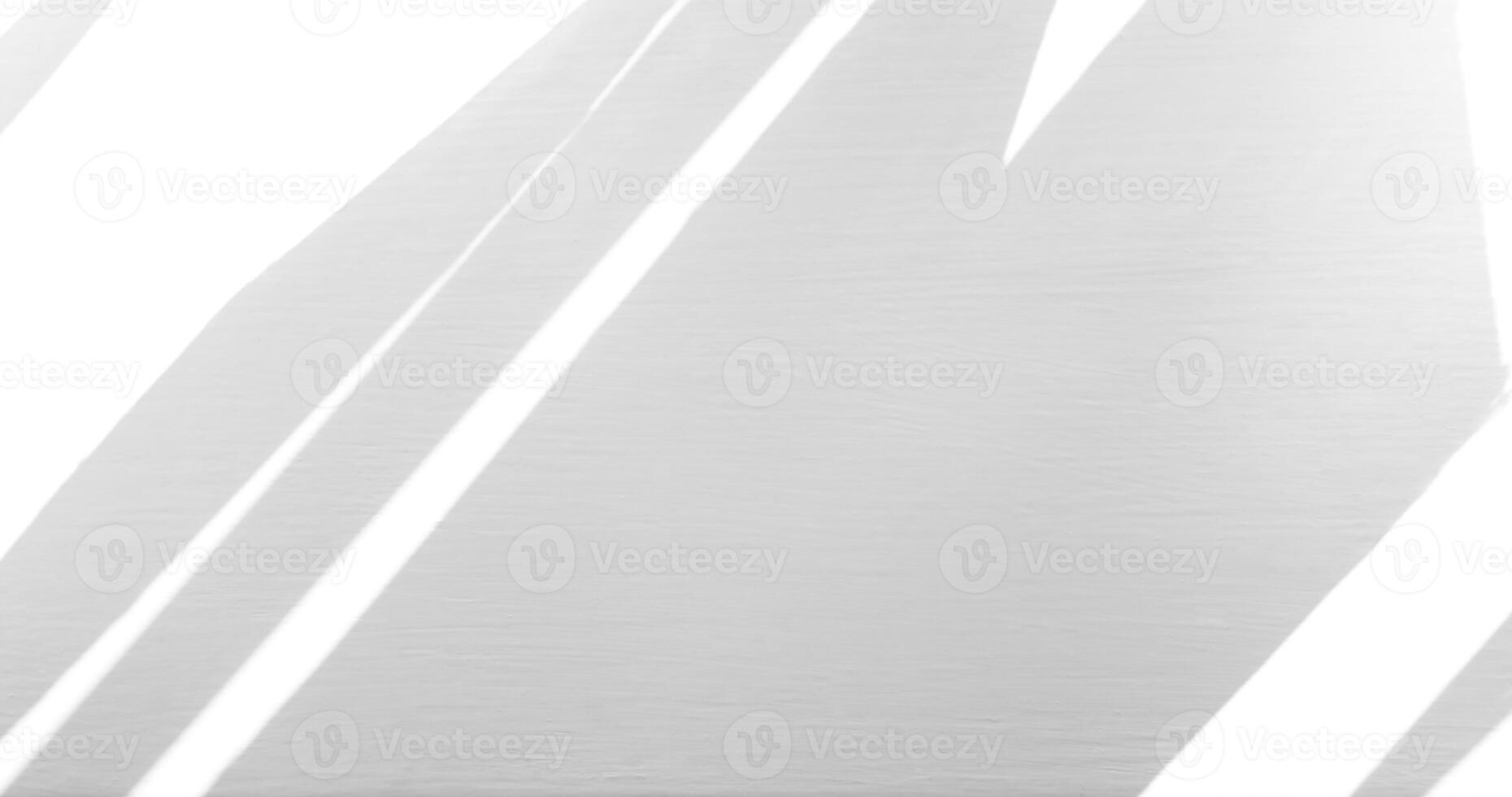 branco madeira pintura com persianas janela sombra e leve, vazio cinzento estúdio de madeira parede com embaçado luz solar reflexão, em branco pano de fundo para Primavera Verão cosméticos produtos presente foto