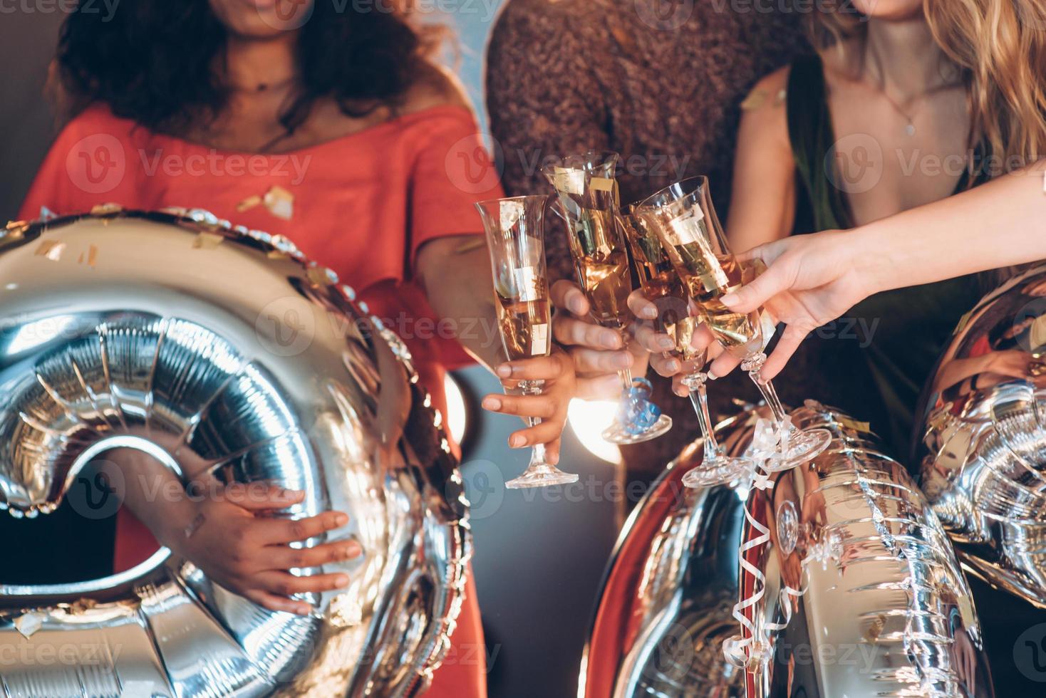 balões e bebidas prateados. grupo de pessoas na festa de ano novo foto