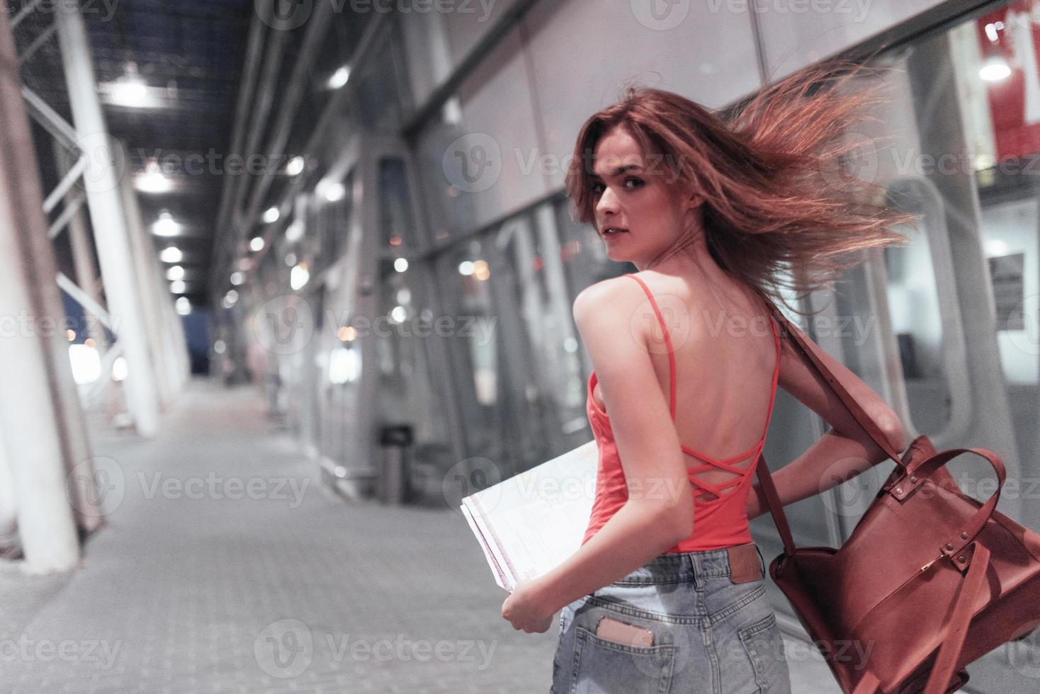 cabelo lindo. linda garota andando perto do prédio e se virar. foto em movimento