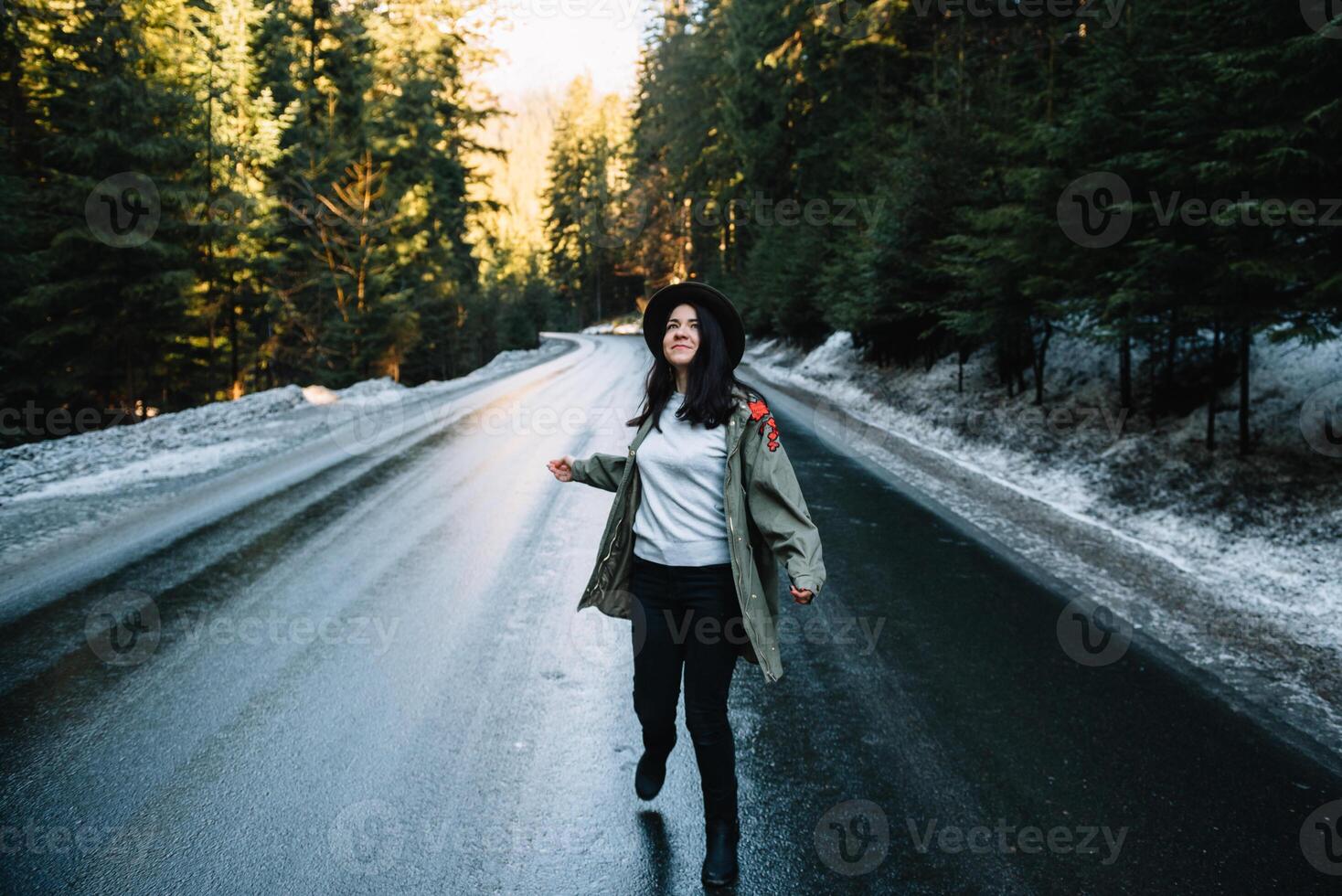 feliz menina com chapéu dentro floresta às montanha estrada fundo, relaxar Tempo em feriado conceito viagem ,cor do vintage tom e suave foco. foto