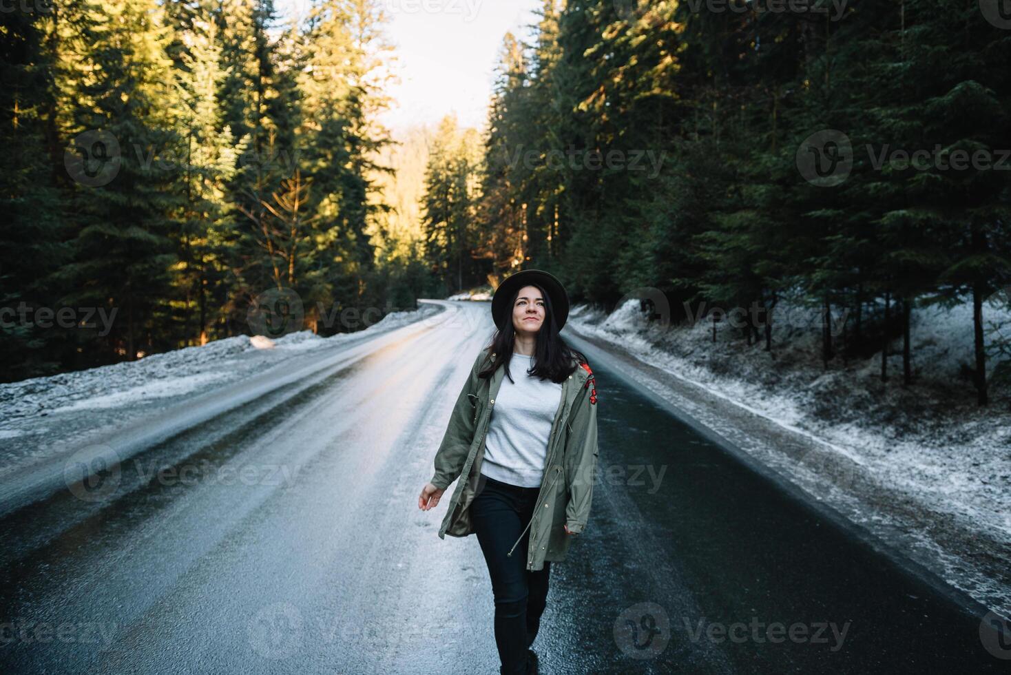 feliz menina com chapéu dentro floresta às montanha estrada fundo, relaxar Tempo em feriado conceito viagem ,cor do vintage tom e suave foco. foto