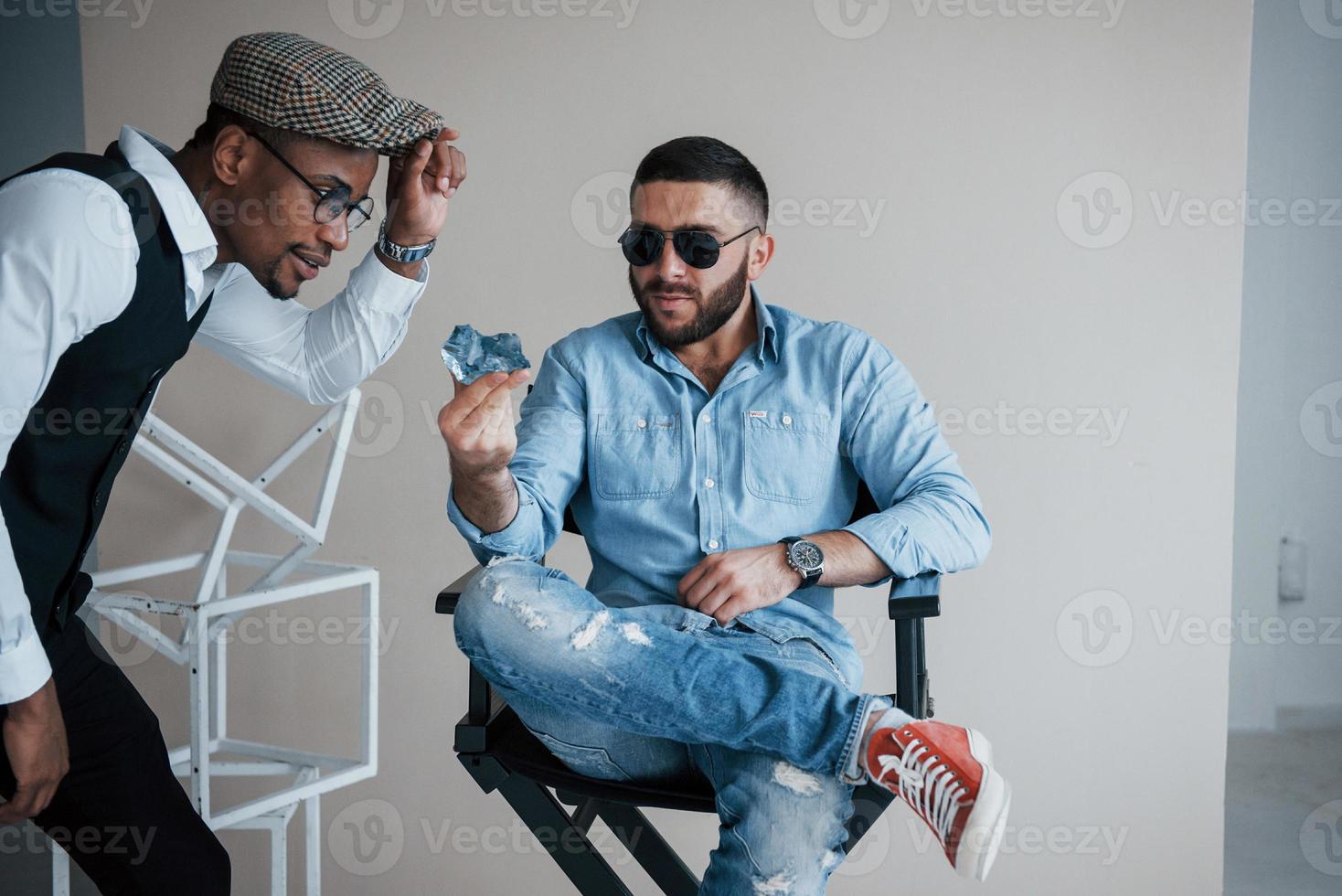 se pergunta o quão cara é essa pedra. foto de amigos mestiços fazendo ensaio fotográfico no estúdio