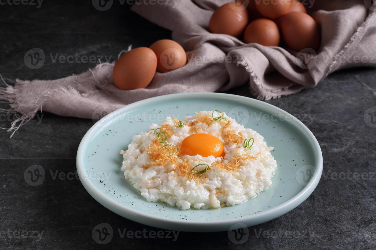 refogado ovo branco com saque e peixe carne servido prato isolado em fundo topo Visão Comida foto