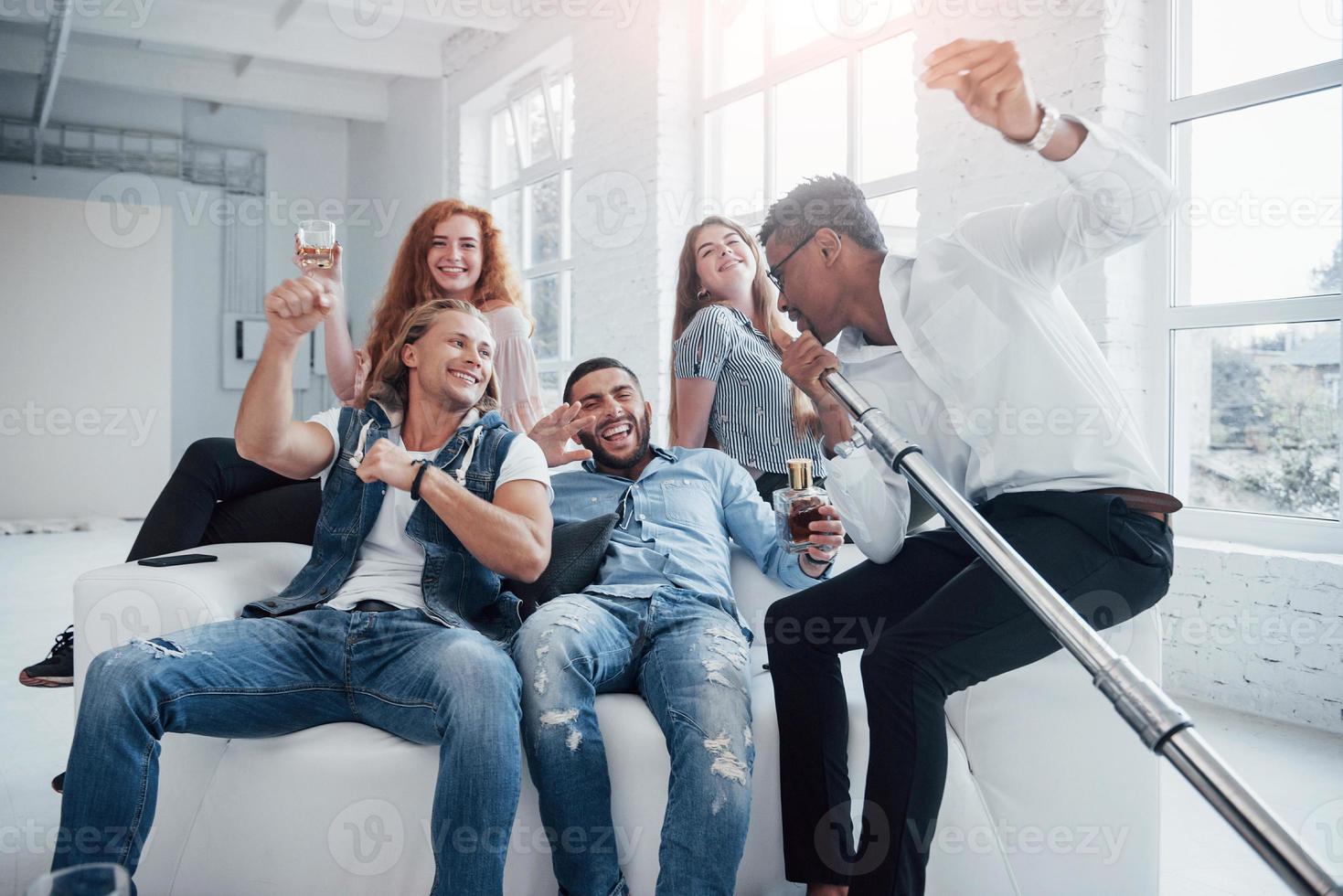 o cara afro-americano faz um bom trabalho criando bom humor. amigos decidem relaxar cantando suas canções favoritas foto