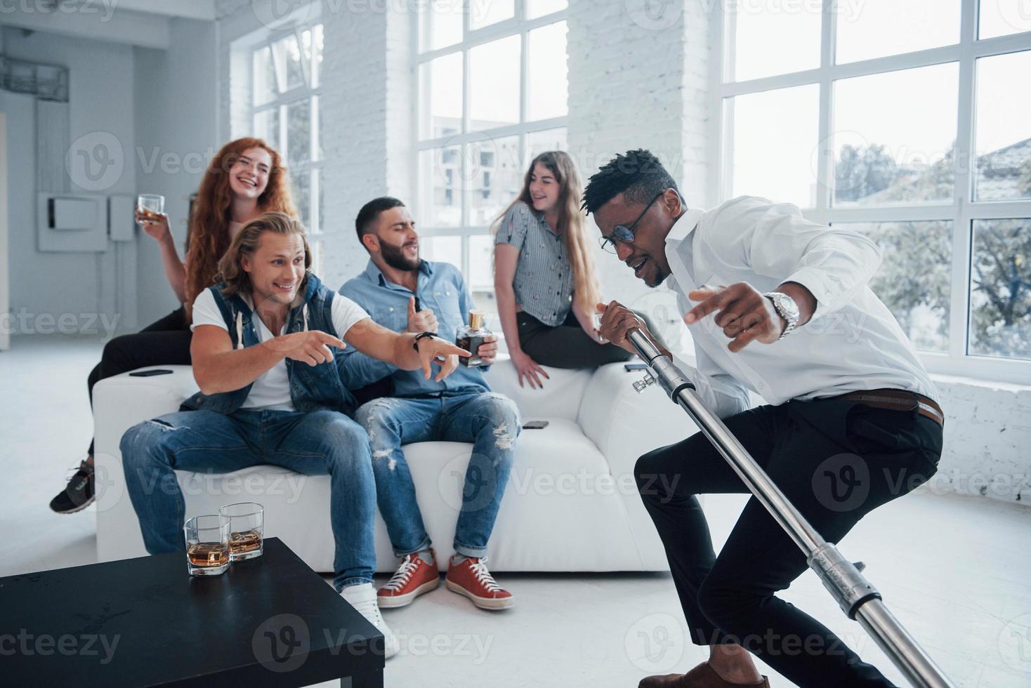 fingindo ser uma estrela. amigos decidem relaxar cantando suas canções favoritas foto