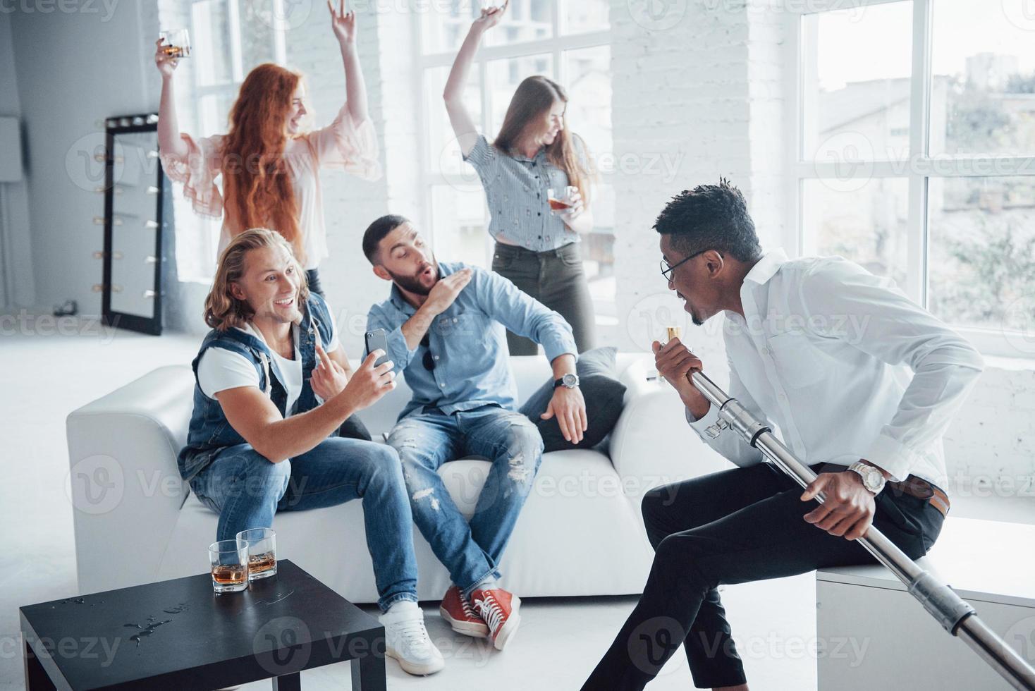 cinegrafistas exibindo um belo sorriso. amigos decidem relaxar cantando suas canções favoritas foto