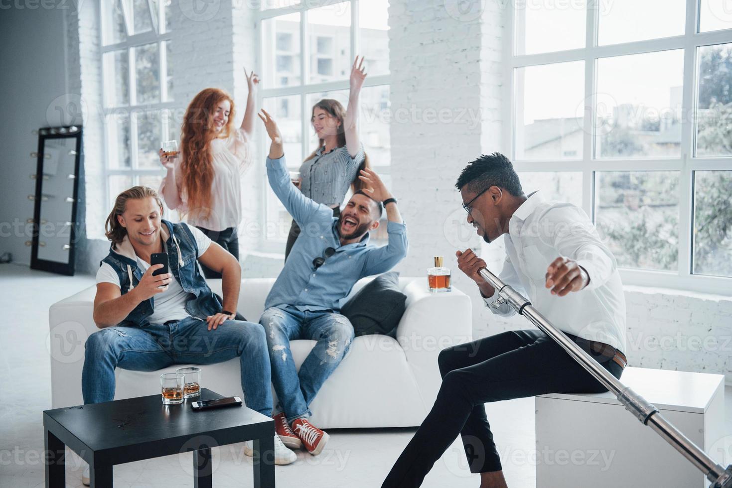 não há tempo para tímido. cantando festa. amigos decidem relaxar cantando suas canções favoritas foto