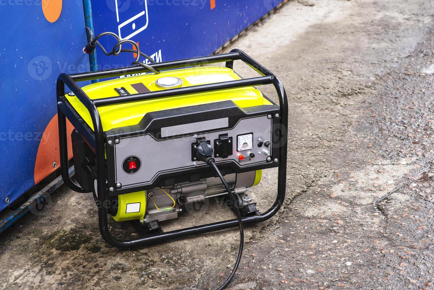 portátil elétrico gerador corrida dentro a frio inverno.energia genocídio. poder interrupção Como uma resultado do míssil greves de Rússia em energia instalações do Ucrânia. pequeno o negócio usar Gasolina geradores foto