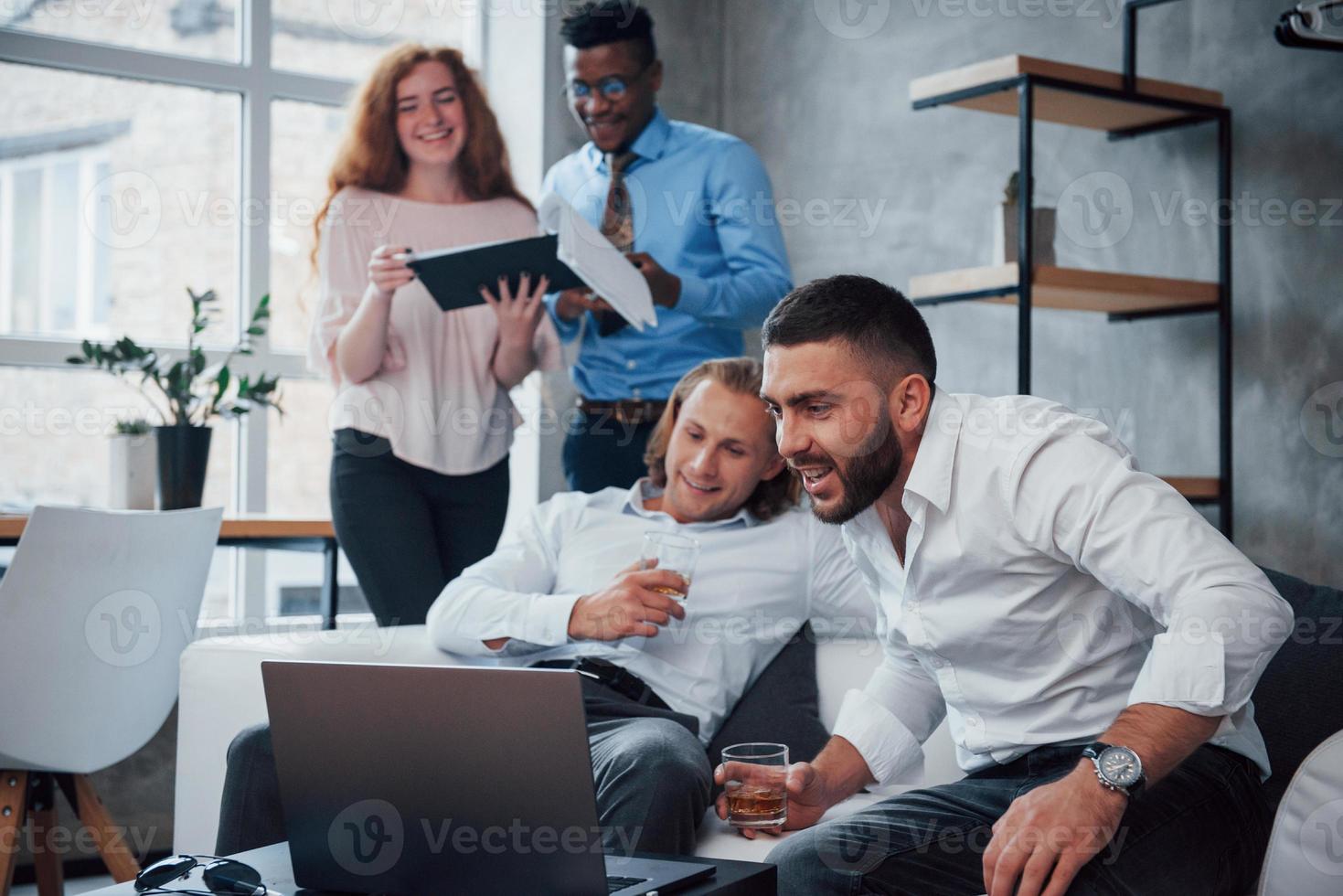 Grandes Expectativas. grupo de funcionários multirraciais em roupas formais conversando sobre tarefas e planos foto