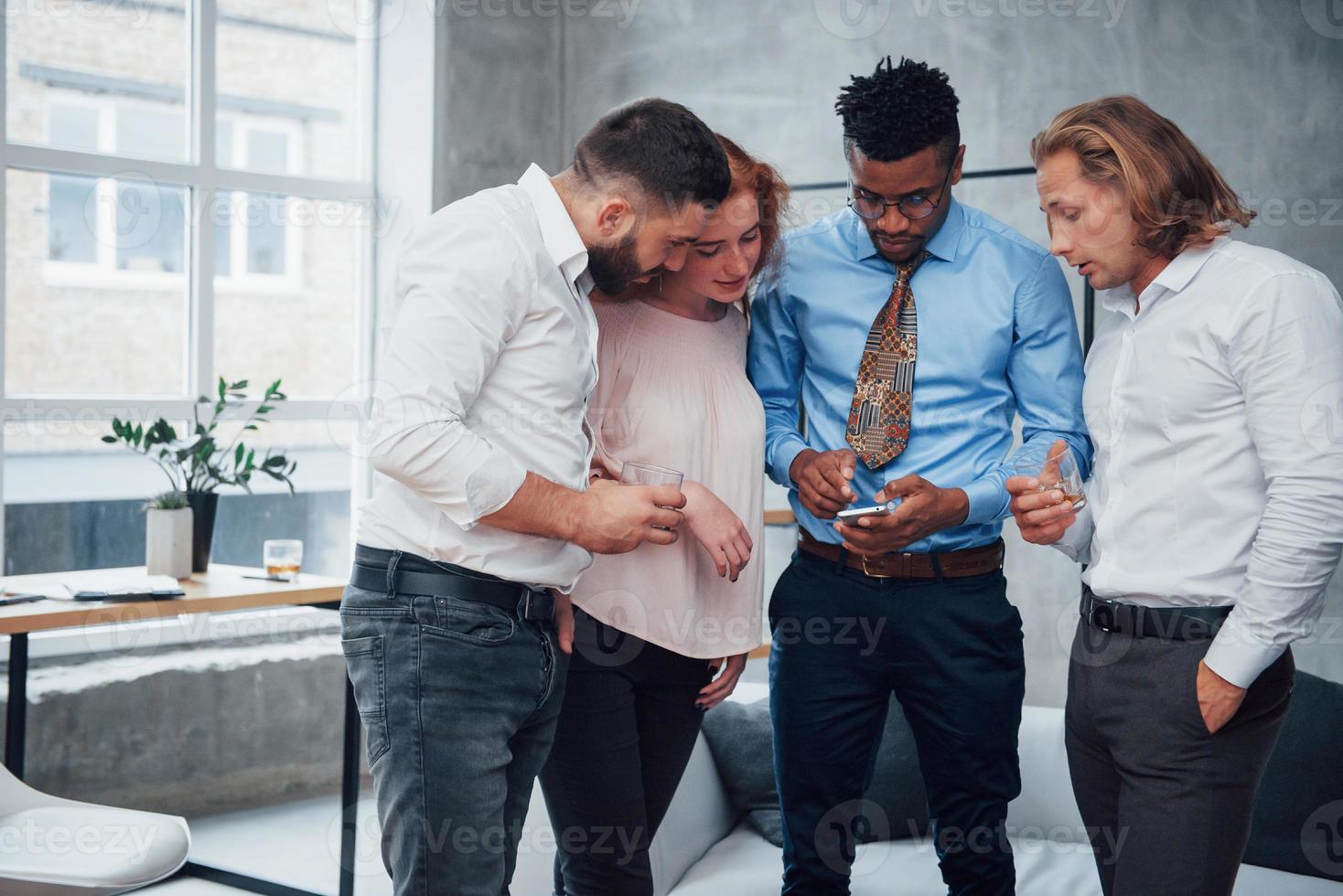 concentrando um trabalho. lindos empresários amam seu trabalho e compartilham suas ideias uns com os outros foto