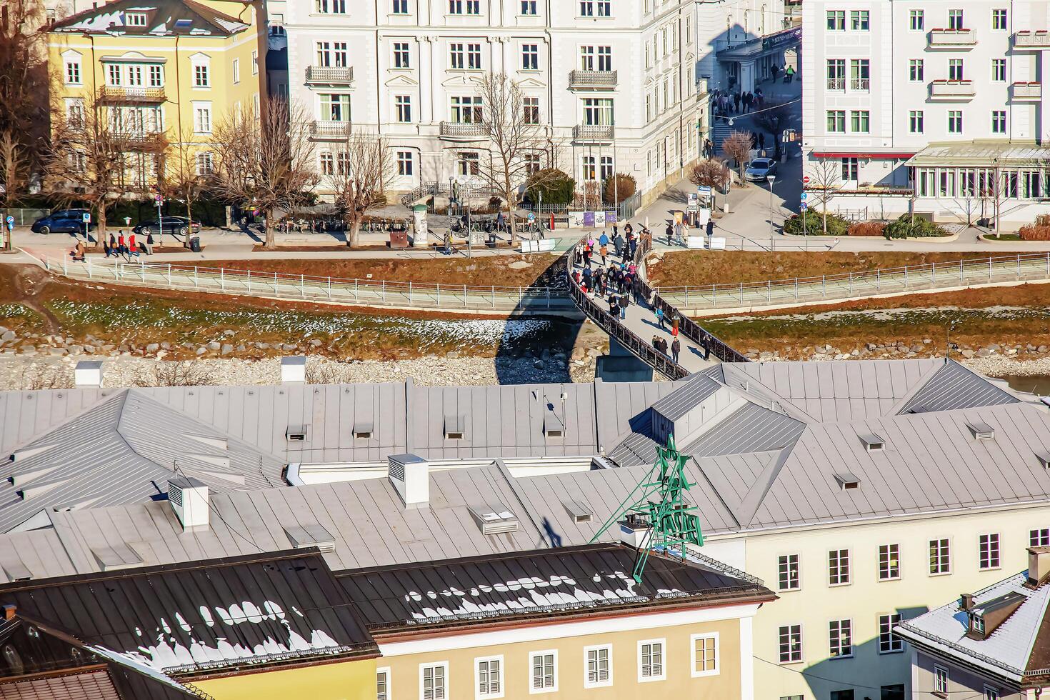 salzburgo, Áustria - 13.01.2024 Visão em a marko-feingold-steg ponte sobre a Salzach rio dentro a cidade do salzburgo, Áustria. foto