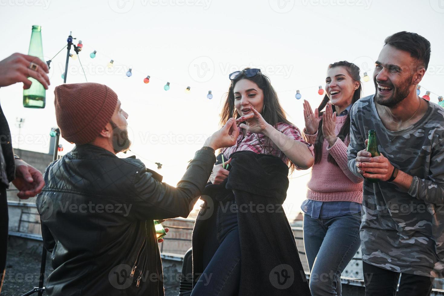 ela disse sim. declaração de amor no telhado com a companhia de amigos foto