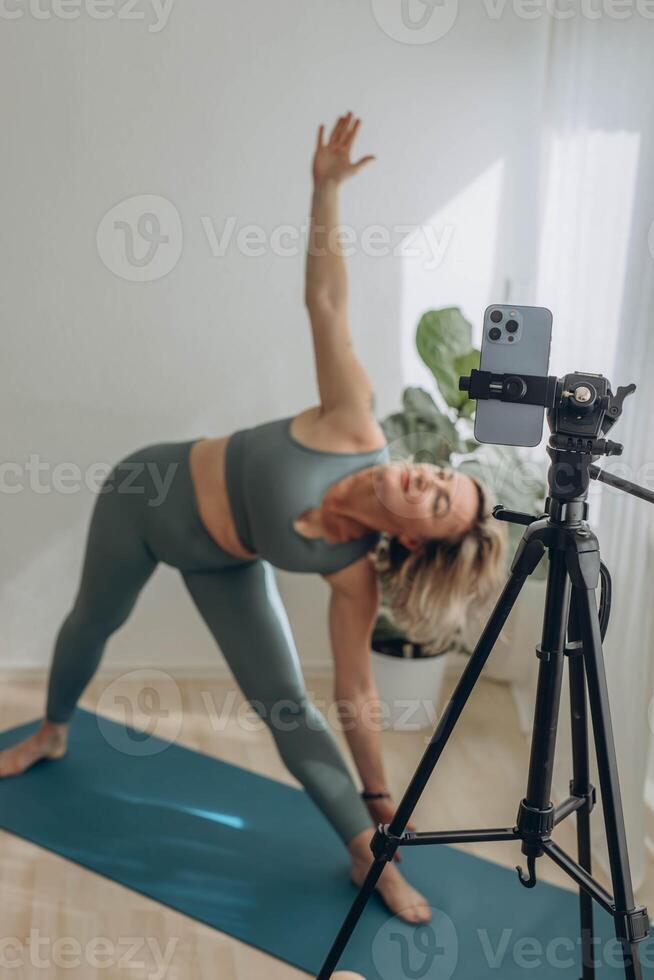 uma 50 anos mulher fazendo conectados ioga às casa foto