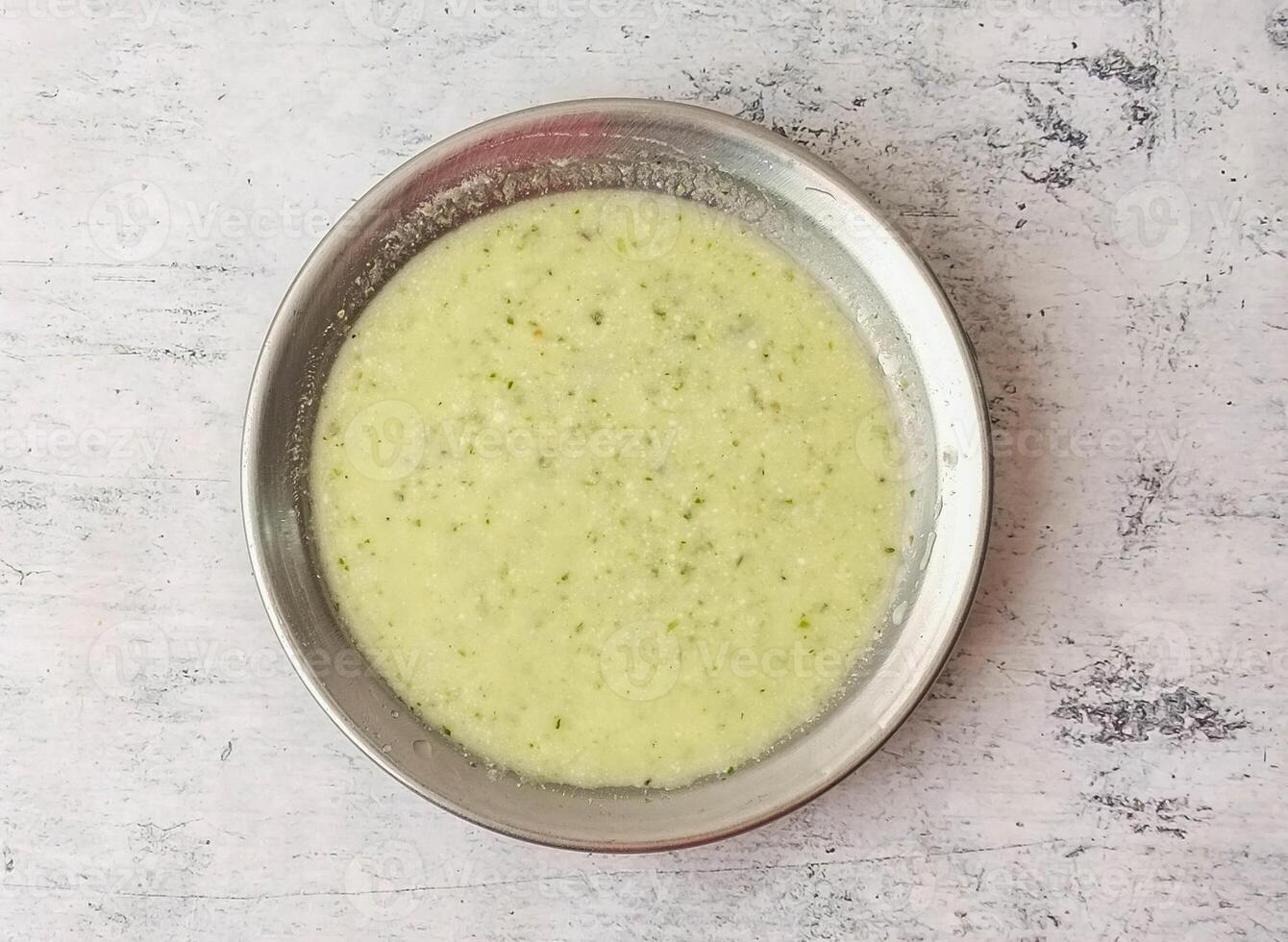 hortelã raita servido dentro uma prato isolado em fundo topo Visão do indiano e paquistanês desi Comida foto