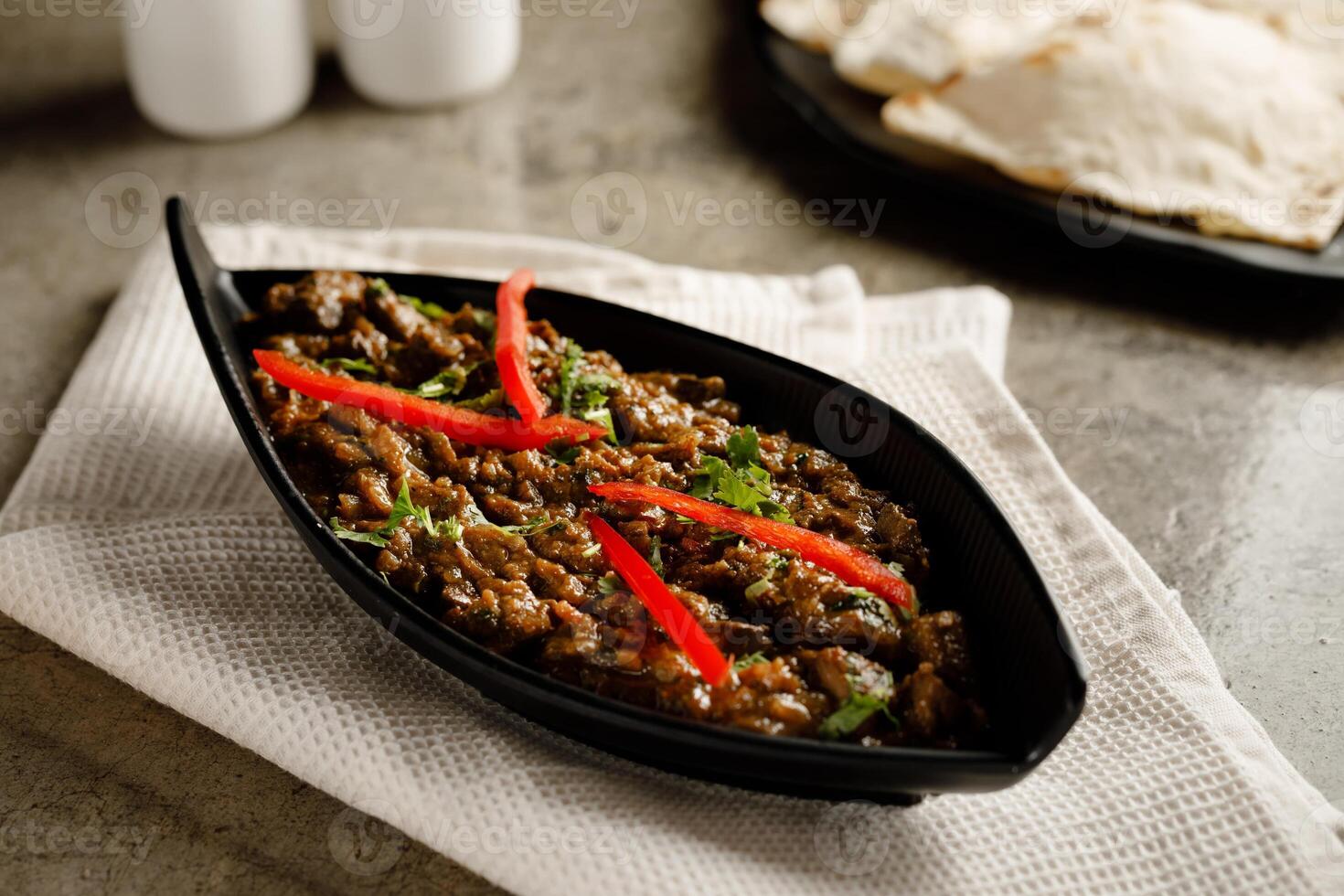 picante carne fígado Masala servido dentro uma prato isolado em cinzento fundo lado Visão velozes Comida foto