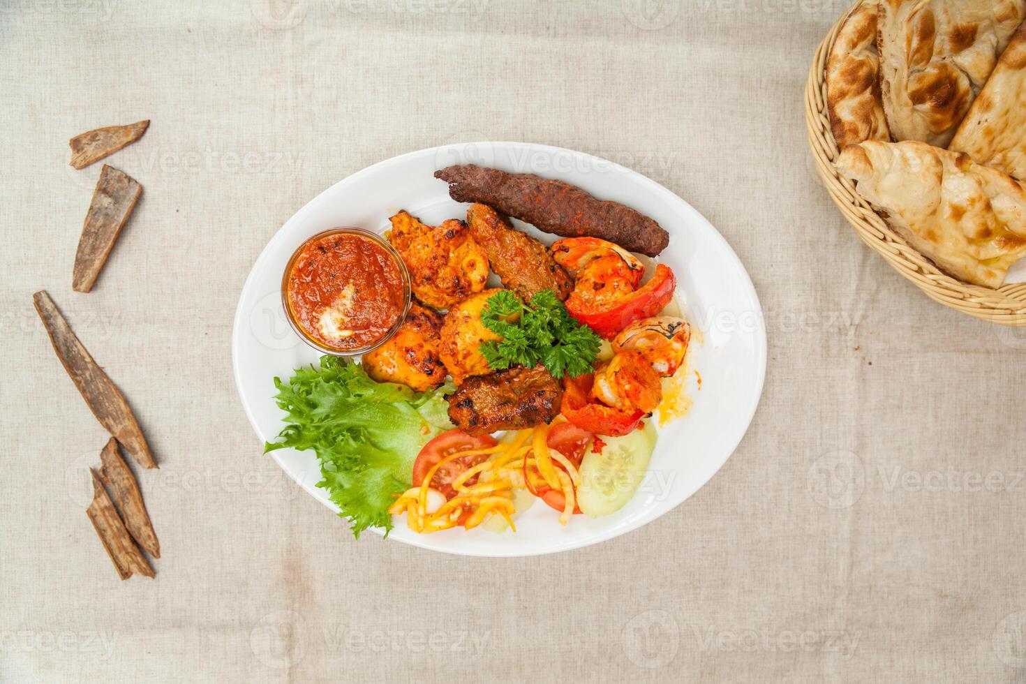 índio e paquitão Comida sortido tikka boti kabab prato com pão servido dentro uma prato isolado em mesa lado Visão do comida rápida indiano especiarias Comida foto