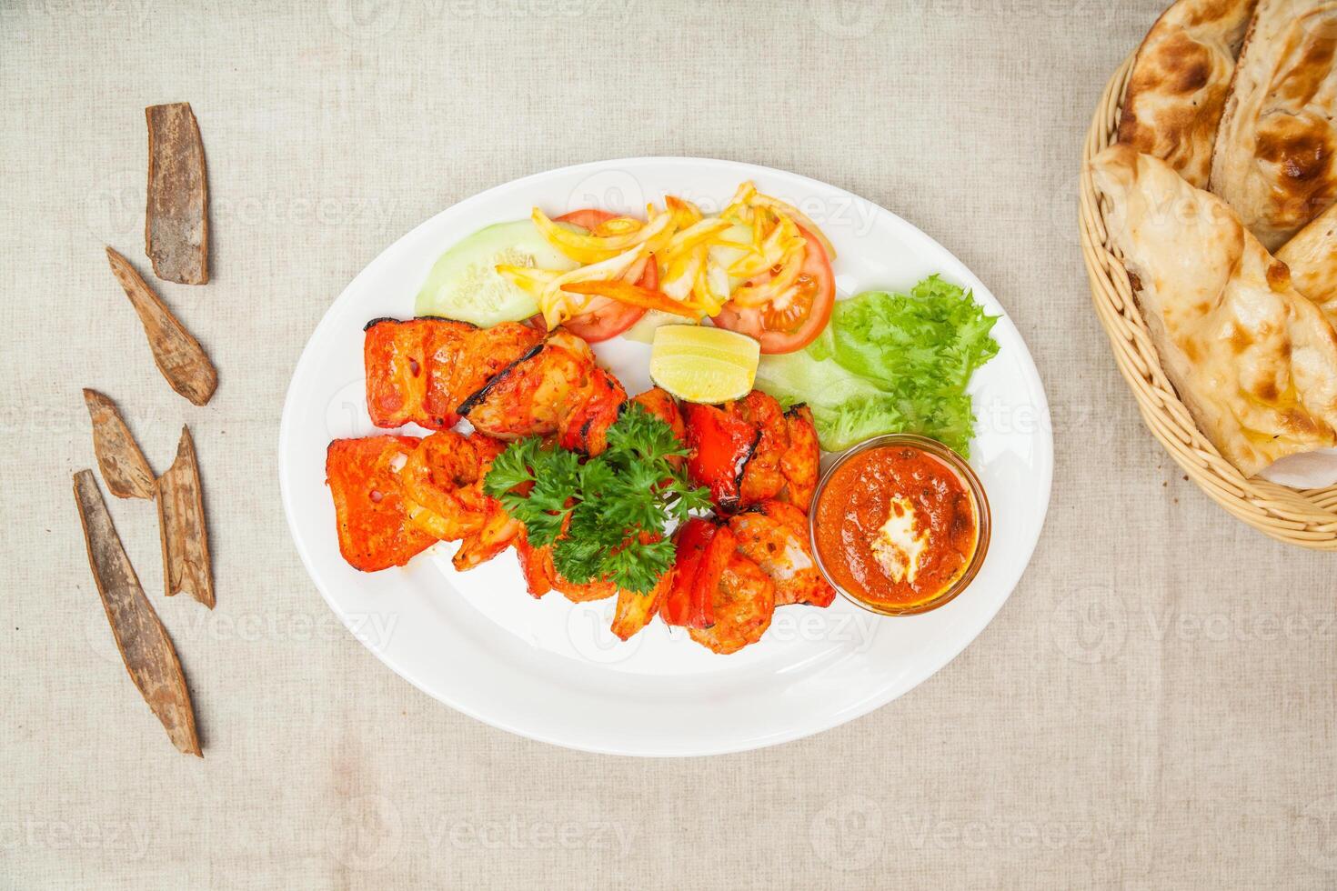 tandori Jhinga ou camarão tikka churrasco com salada e pão servido dentro uma prato isolado em mesa topo Visão do indiano especiarias Comida foto