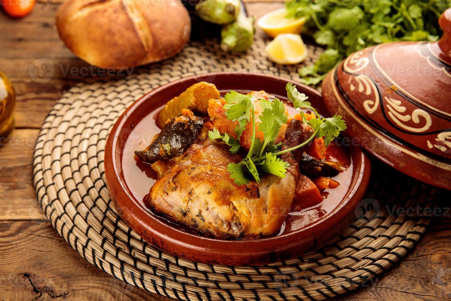 marroquino frango e legumes tangerina com pão servido dentro uma prato isolado em de madeira fundo lado Visão foto