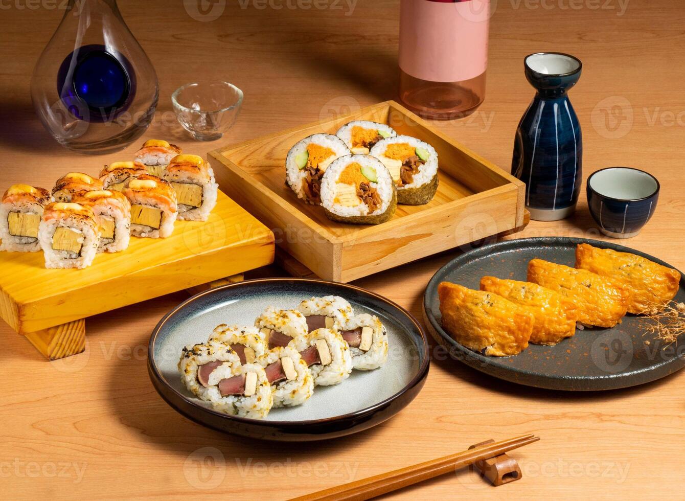 camarão lista com mentaiko, defumado bonito Sushi rolos, caramelizado salmão Sushi rolos, clássico rolar, japonês Inari Sushi servido isolado em de madeira borda topo Visão do japonês Comida variedade foto