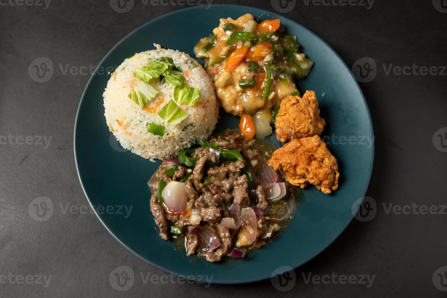 especial Comida conjunto cardápio frito frango, frito arroz, misturado vegetal servido dentro prato isolado em fundo topo Visão do Bangladesh e indiano Comida foto