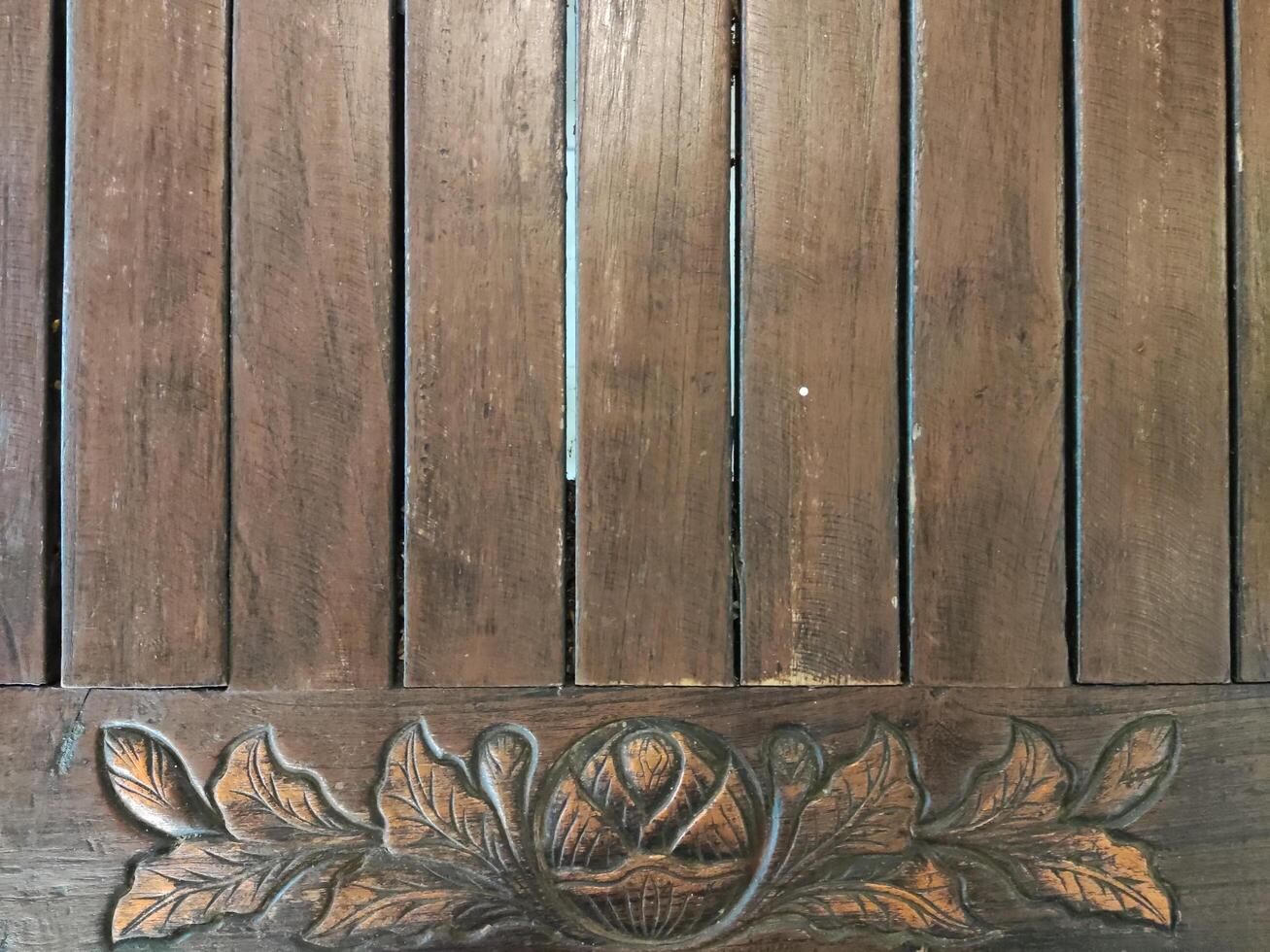 textura do esculpido de madeira mesa a partir de a topo canto foto