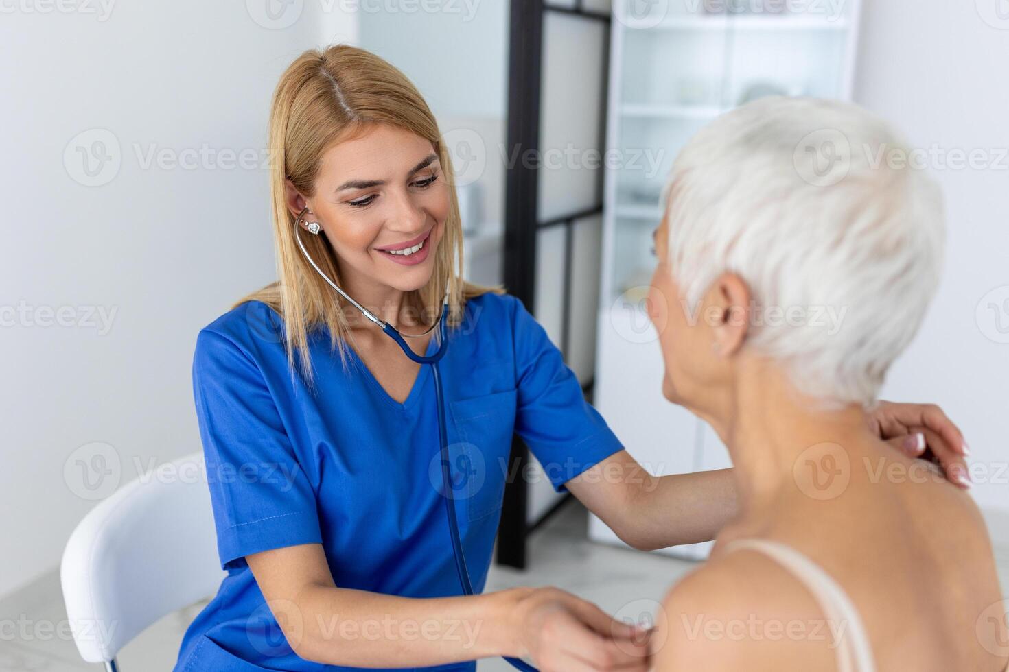 carinhoso fêmea médico usar estetoscópio examinar Senior paciente coração taxa às consulta dentro hospital. mulher enfermeira ou gp usar estetoscópio ouço para mulher batimento cardiaco dentro clínica. foto