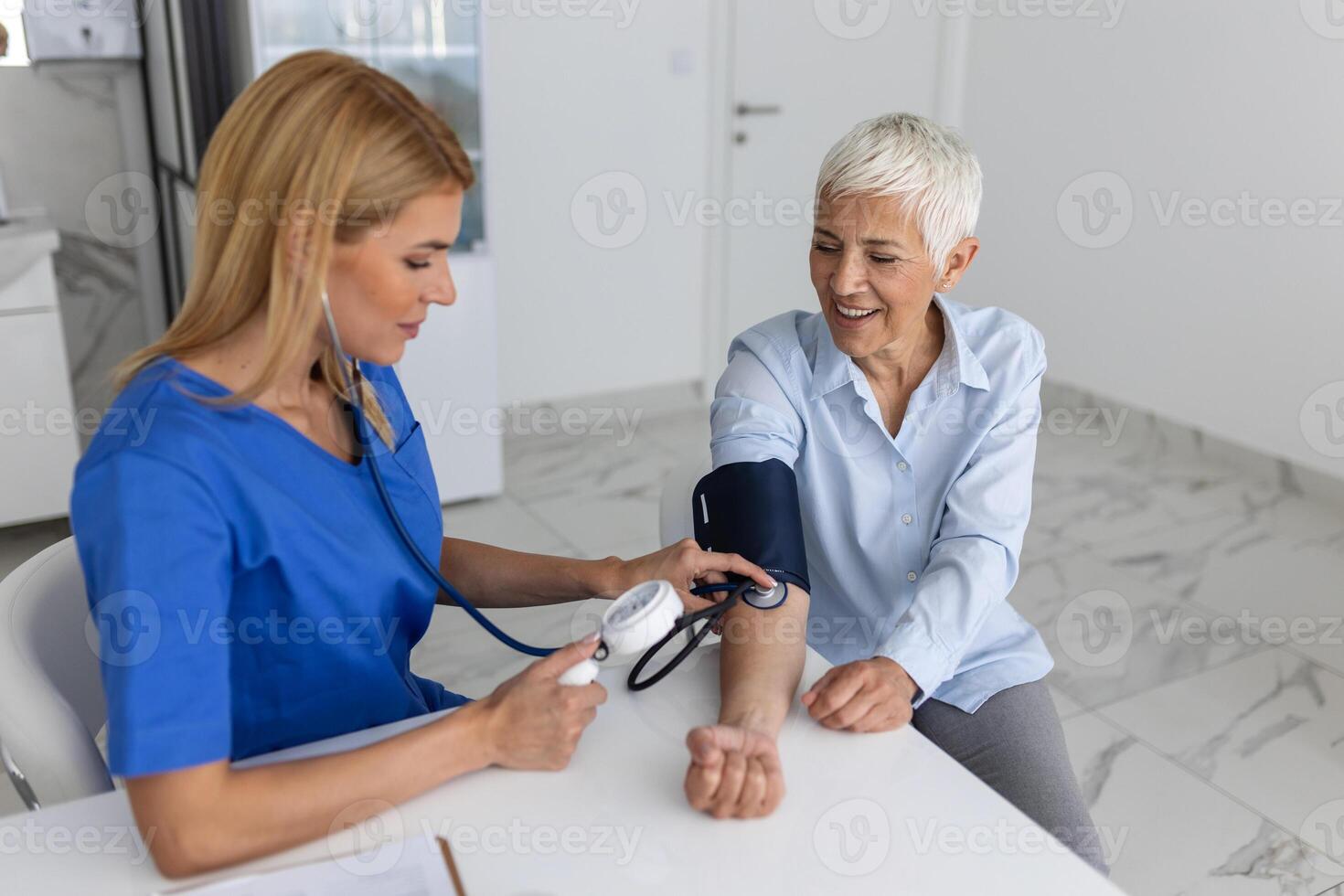 medindo sangue pressão. Senior mulher ter uma Visita com fêmea médico dentro moderno clínica. medindo sangue pressão. pressão medidor. hipertensão e Alto coração taxa foto