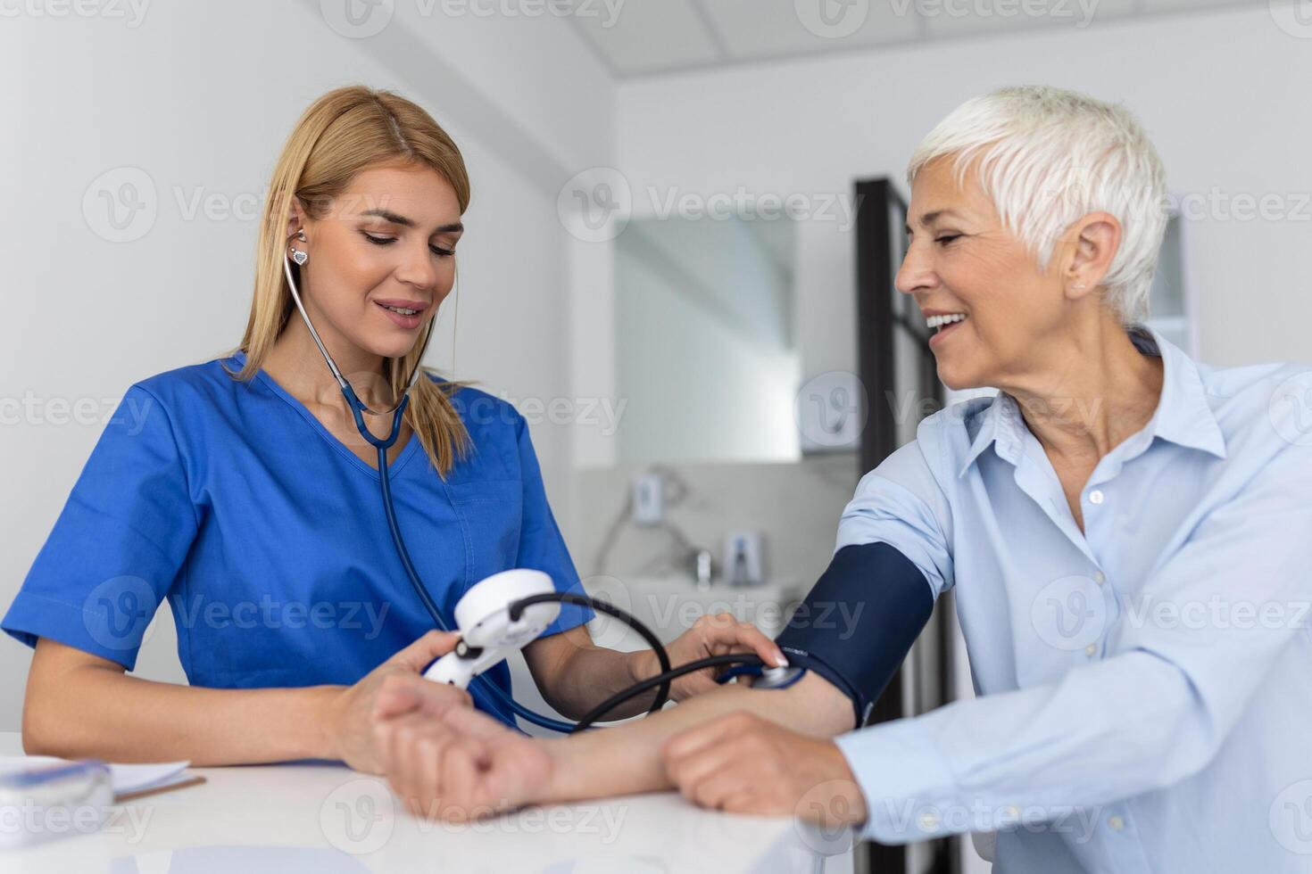 medindo sangue pressão. Senior mulher ter uma Visita com fêmea médico dentro moderno clínica. medindo sangue pressão. pressão medidor. hipertensão e Alto coração taxa foto