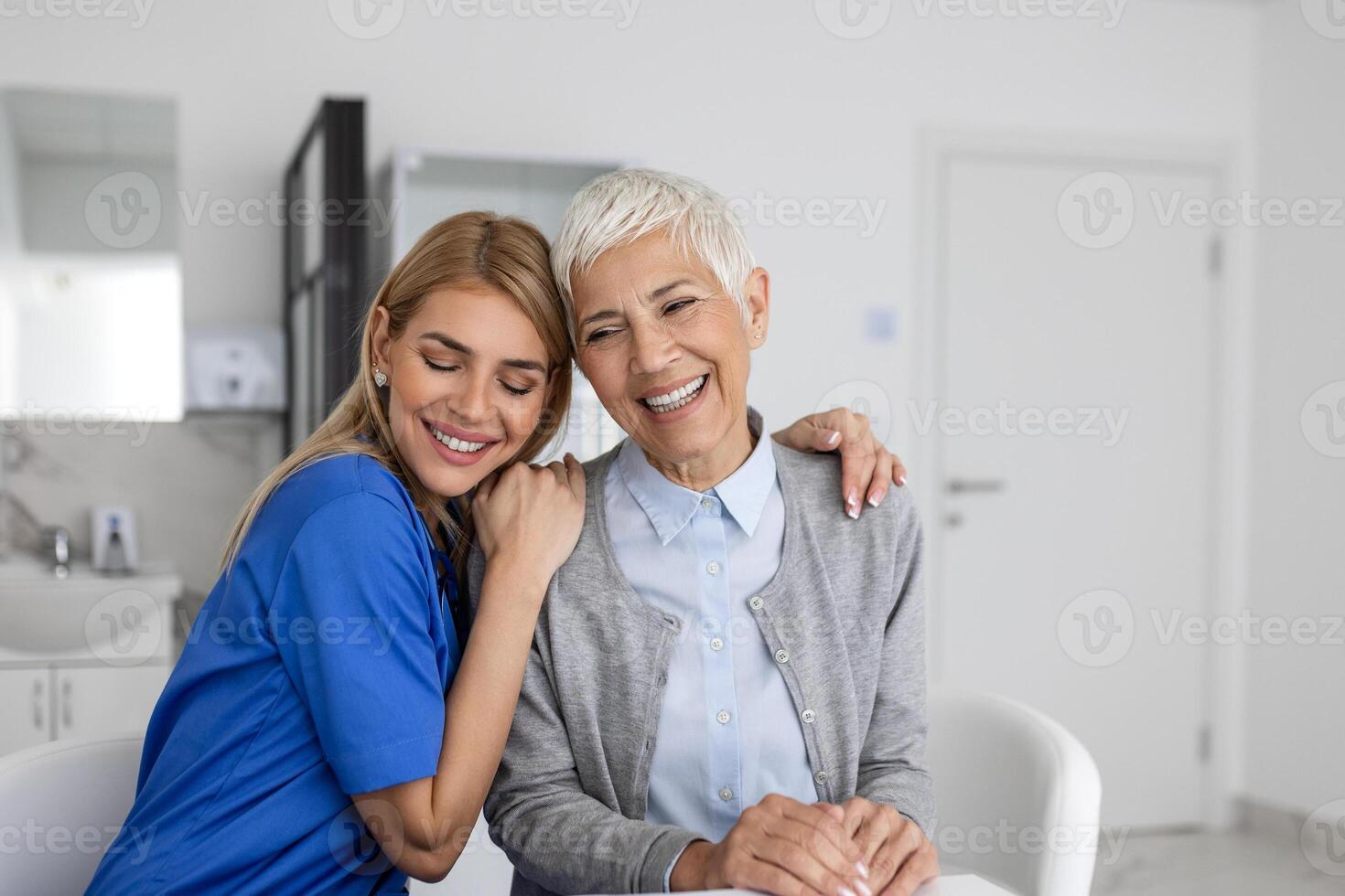 a idosos mulher goza a abraço a partir de dela favorito cuidados de saúde doutor. médico Cuidado, jovem fêmea médico abraçando paciente. empatia conceito. idosos mulher abraçando cuidador foto