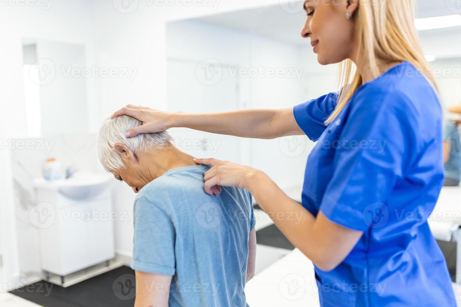 licenciado quiroprático ou manual terapeuta fazendo pescoço esticam massagem para relaxado fêmea paciente dentro clínica escritório. jovem mulher com chicotada ou reumatológico problema obtendo profissional médico Socorro foto