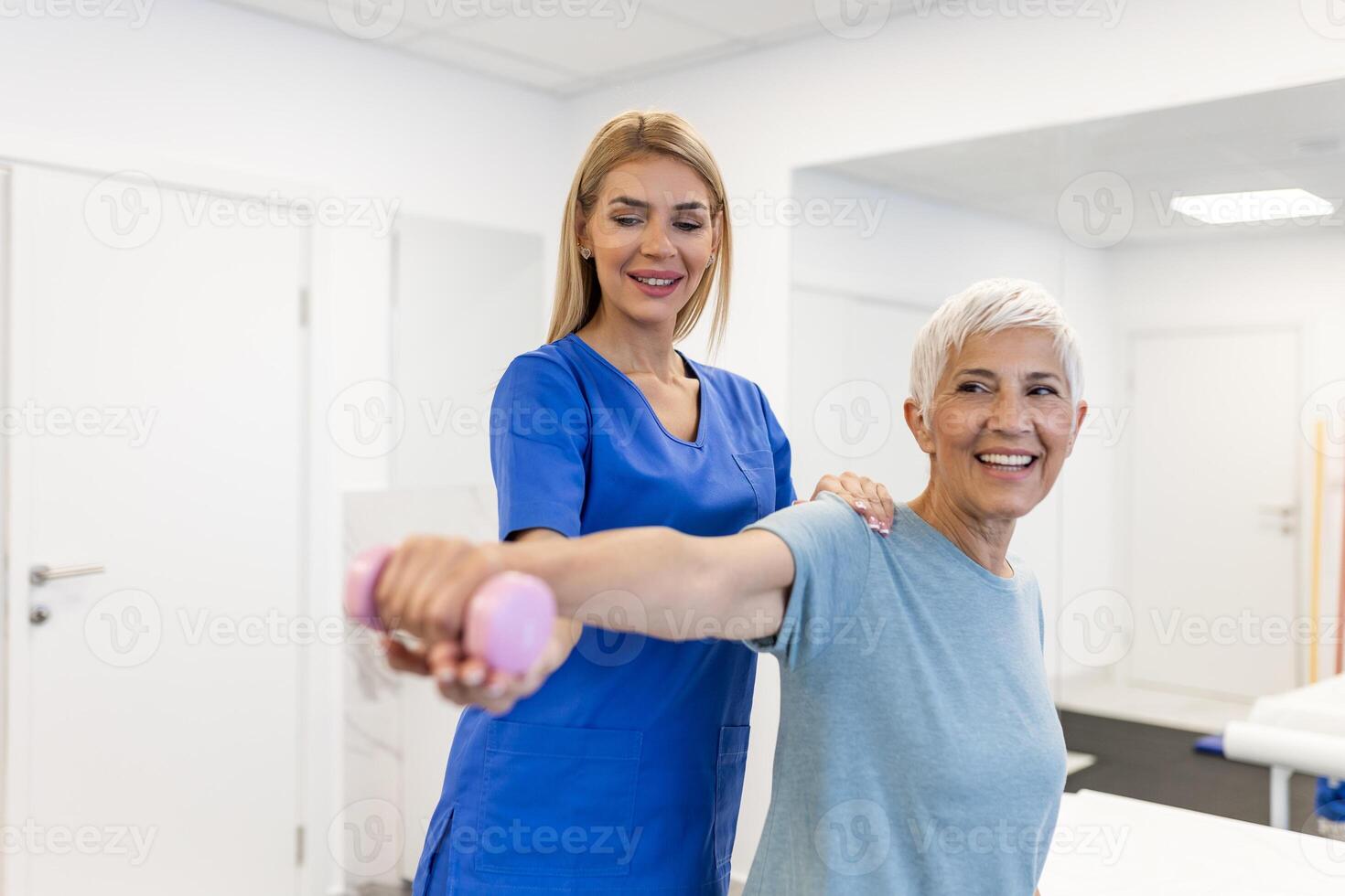 profissional terapeutas é alongamento músculos, Senior paciente com anormal muscular sintomas, fisica reabilitação terapias e tratamento do fisiológico desordens de fisioterapeutas conceito. foto