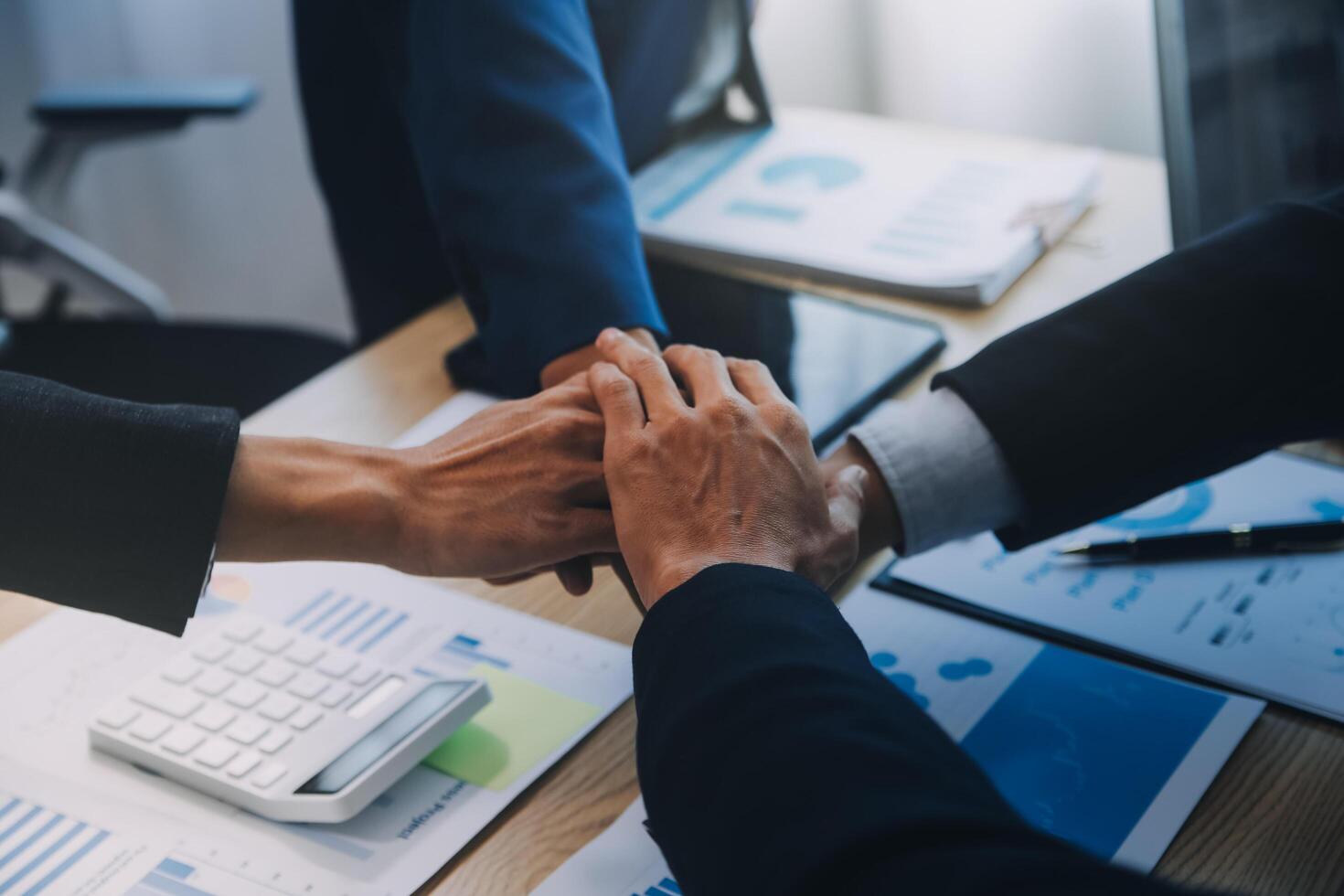 o negócio pessoas Junte-se mãos para Junte-se forças Como uma trabalho em equipe. foto