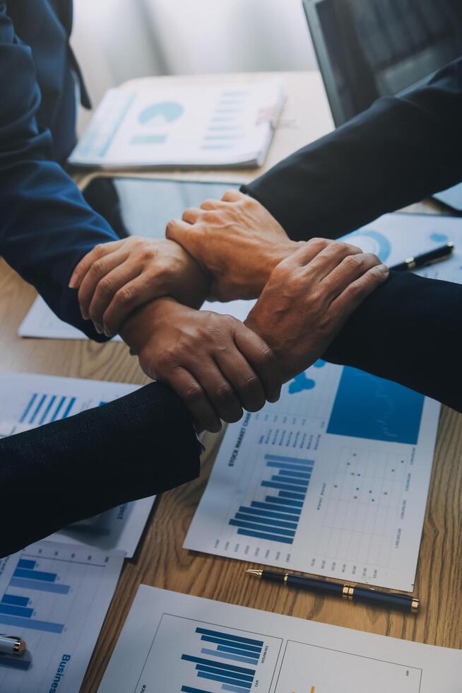 o negócio pessoas Junte-se mãos para Junte-se forças Como uma trabalho em equipe. foto