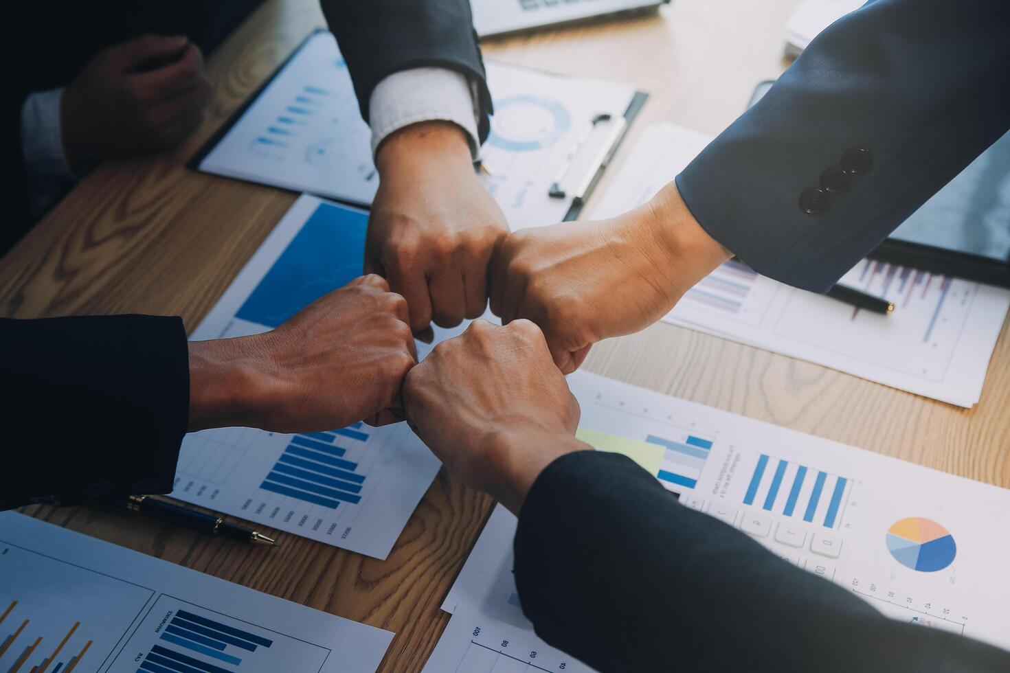 o negócio pessoas Junte-se mãos para Junte-se forças Como uma trabalho em equipe. foto