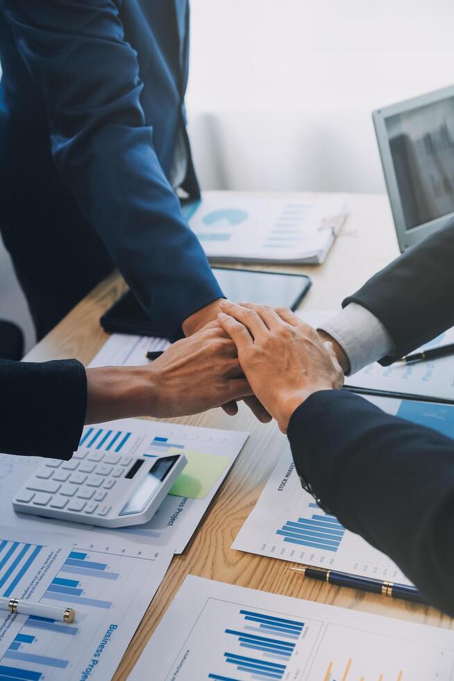 o negócio pessoas Junte-se mãos para Junte-se forças Como uma trabalho em equipe. foto