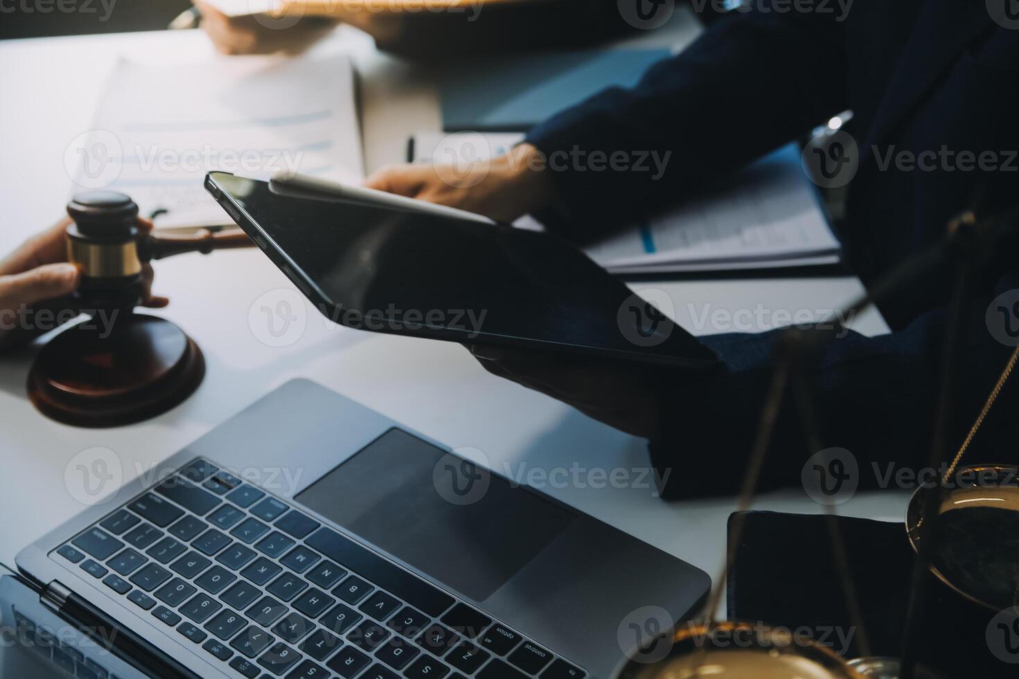 empresário e advogado masculino ou juiz consultam tendo uma reunião de equipe com o conceito de cliente, direito e serviços jurídicos. foto